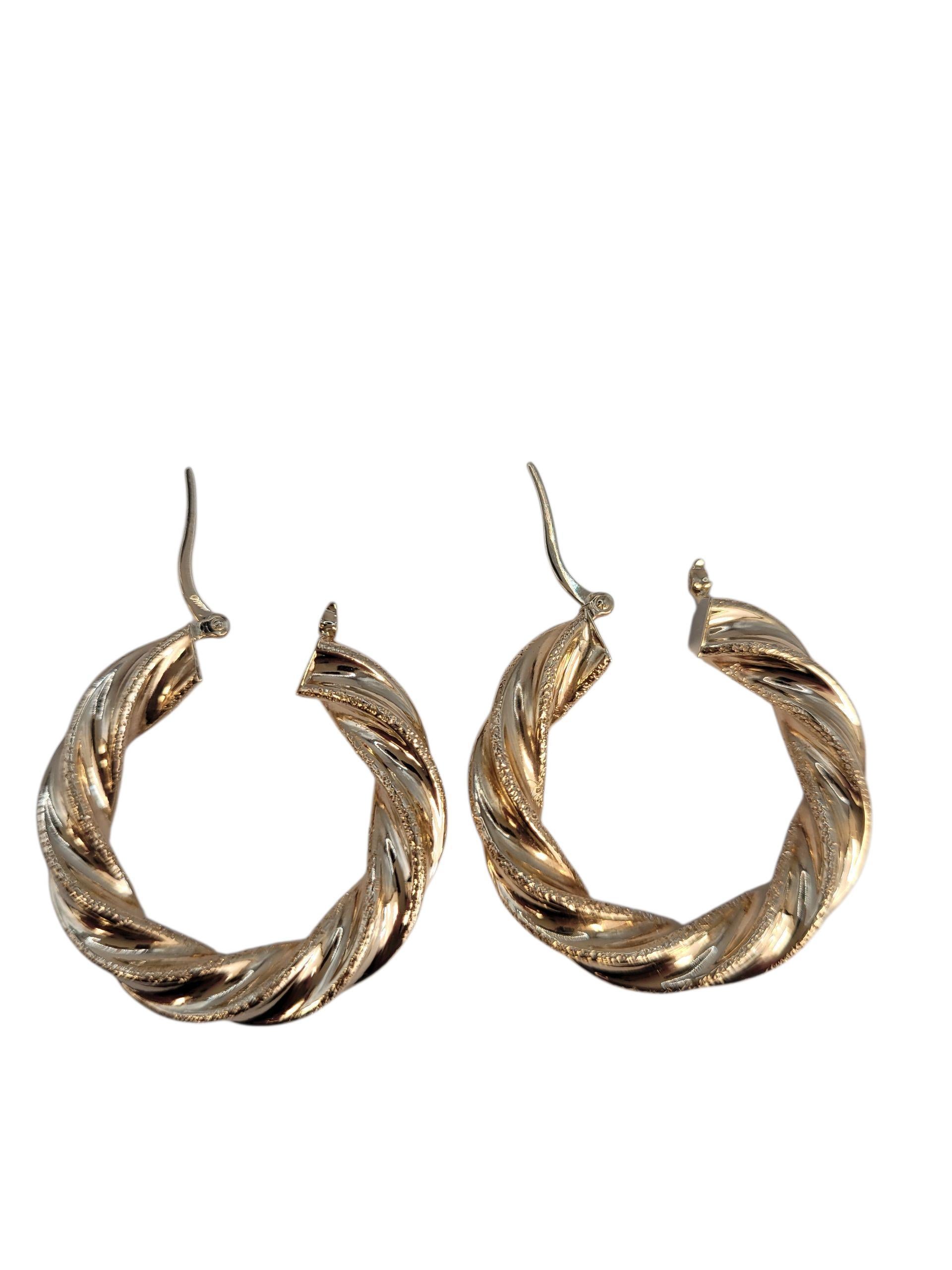 Orecchini a cerchio ritorti in oro giallo 14k con struttura leggera

Realizzati in oro 14 carati, caldi, leggeri e lucenti, questi orecchini a cerchio ritorto offrono una rivisitazione raffinata di una silhouette classica, perfetta per essere
