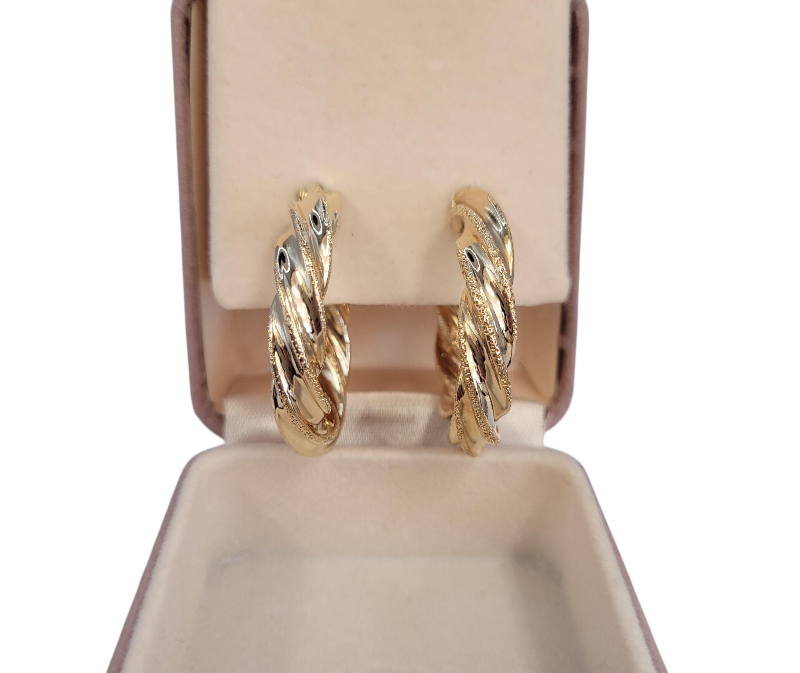 Orecchini a cerchio ritorti in oro giallo 14k con struttura leggera #23207 in vendita 2