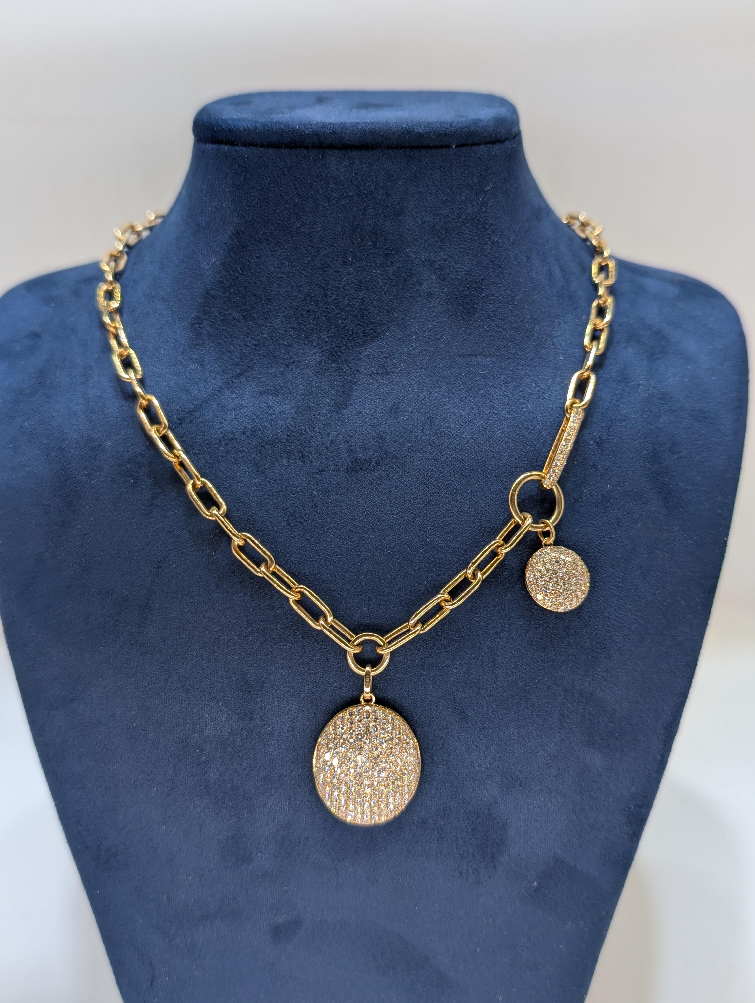 Ce superbe collier en or jaune 14kt présente une brillante exposition de diamants, totalisant 3,70 carats. Les diamants sont de couleur G, garantissant une apparence presque incolore, et de pureté VS2, indiquant de très légères inclusions qui ne