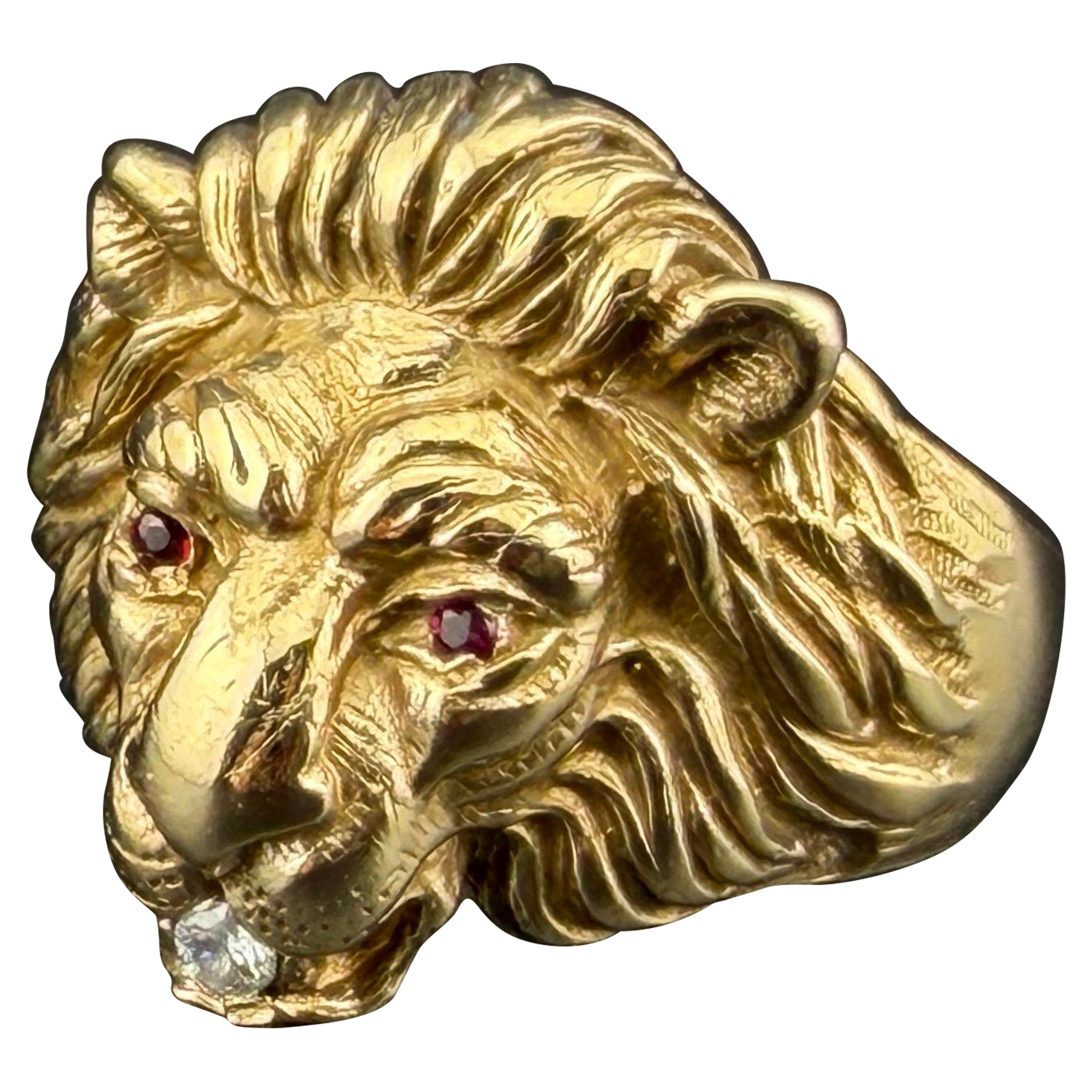 14k Yellow Gold Lion Ring Adorned With Ruby 
Diamond in vendita