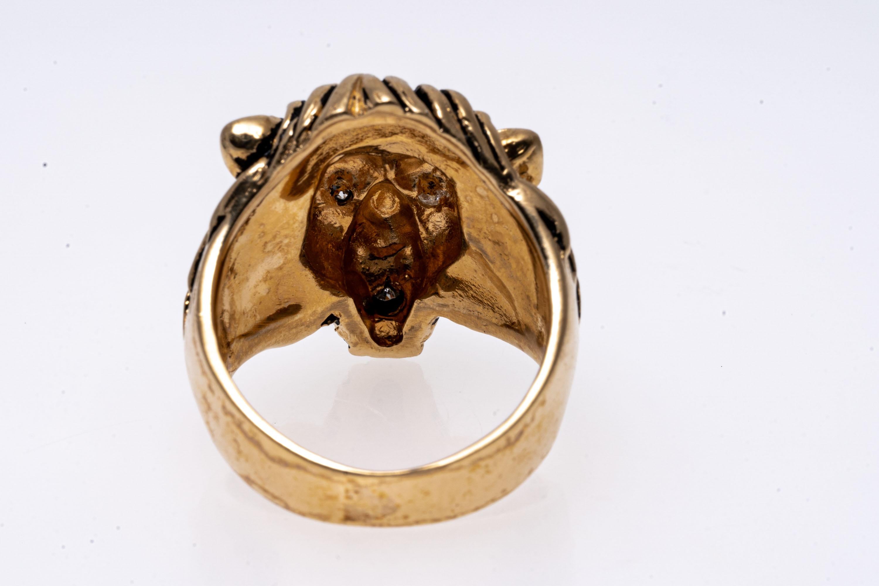Rétro Bague tête de lion en or jaune 14 carats avec accents de diamants en vente