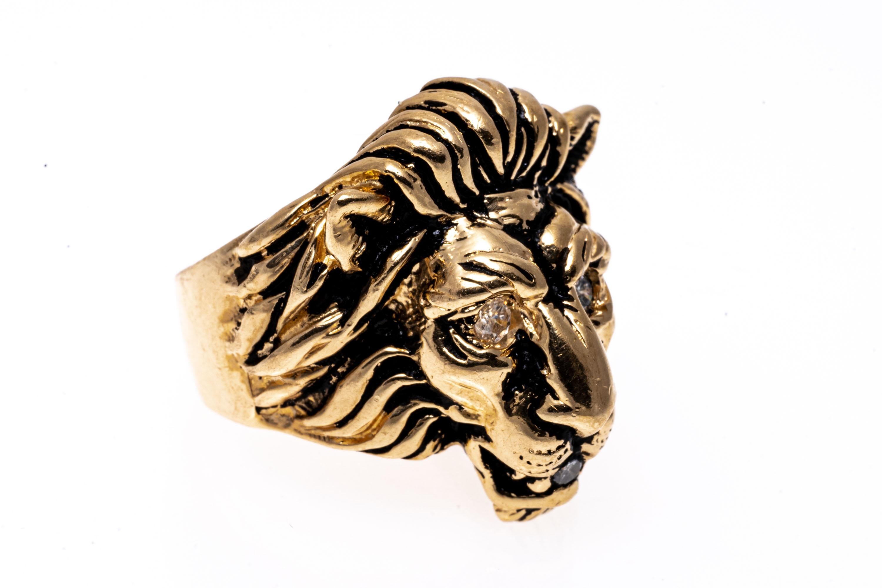 Taille ronde Bague tête de lion en or jaune 14 carats avec accents de diamants en vente