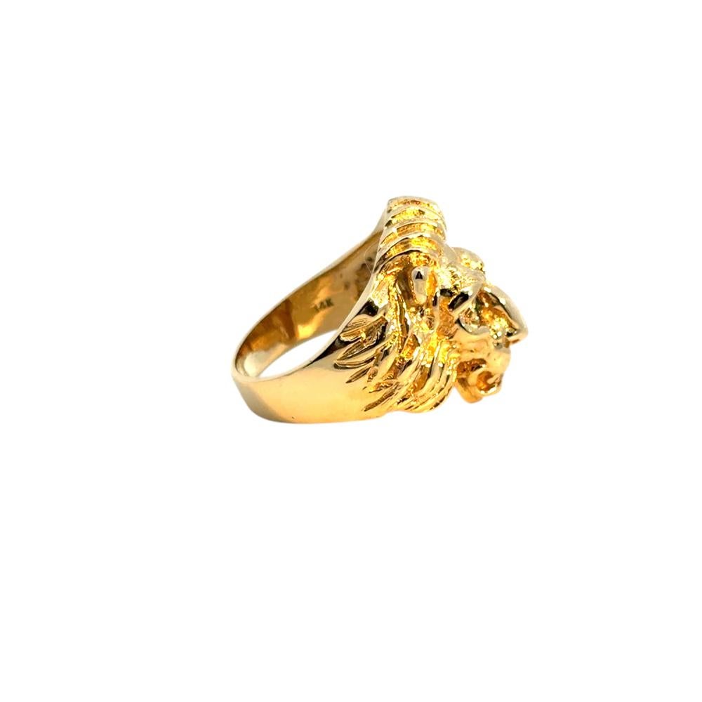 14k Yellow Gold Lions Head Ring with Emerald Eyes and One Round Diamond in Mouth (Moderne) im Angebot