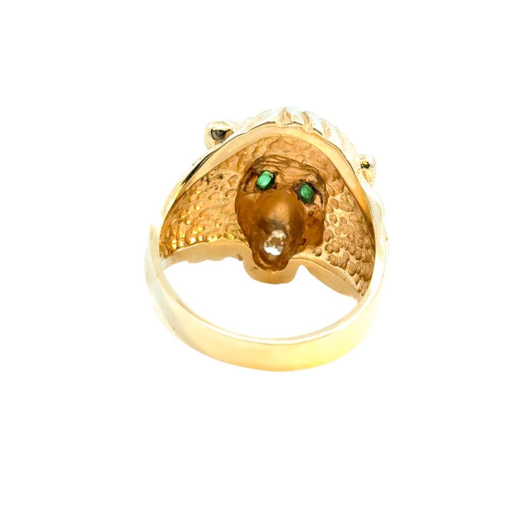 14k Yellow Gold Lions Head Ring with Emerald Eyes and One Round Diamond in Mouth (Rundschliff) im Angebot