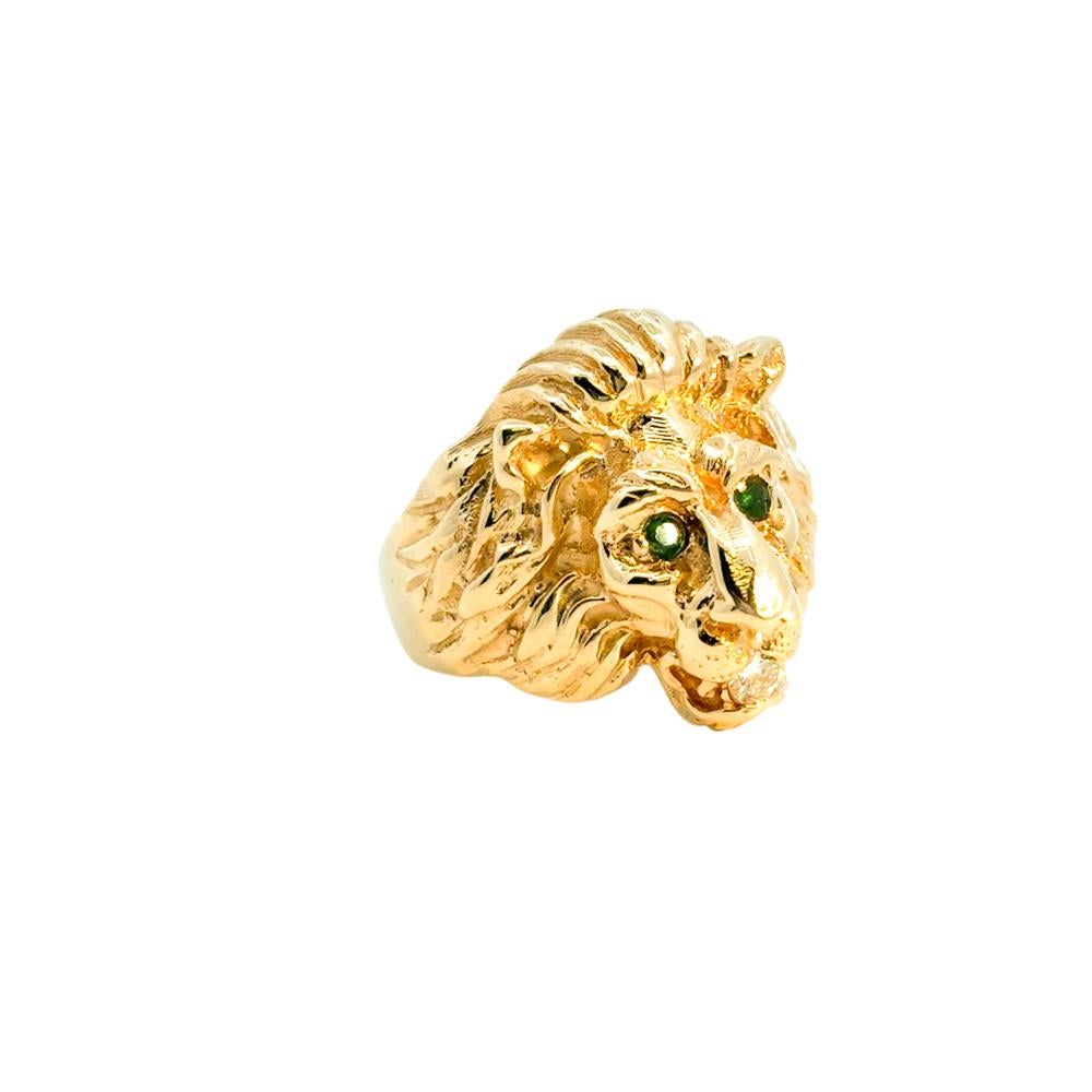 14k Yellow Gold Lions Head Ring with Emerald Eyes and One Round Diamond in Mouth im Angebot 2