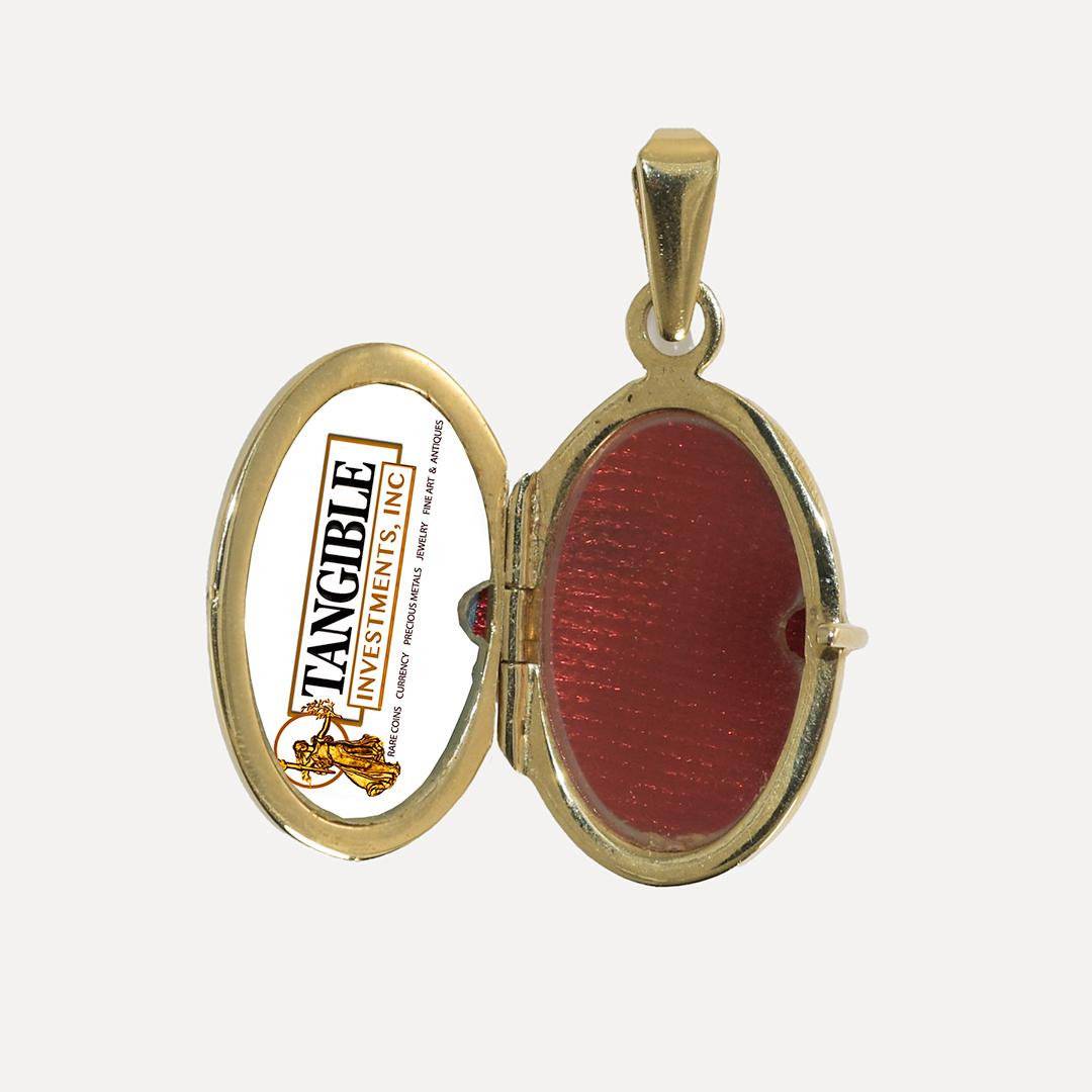 14k Gelbgold Bild Medaillon.
Gestempelt 14k Italien und wiegt 5,9 Gramm.
Das Innere des Medaillons ist perfekt für ein ovales Foto eines geliebten Menschen.
Das Medaillon ist 1 Zoll lang und  5/8 Zoll breit.
Auf der Vorderseite des Gehäuses sind ein