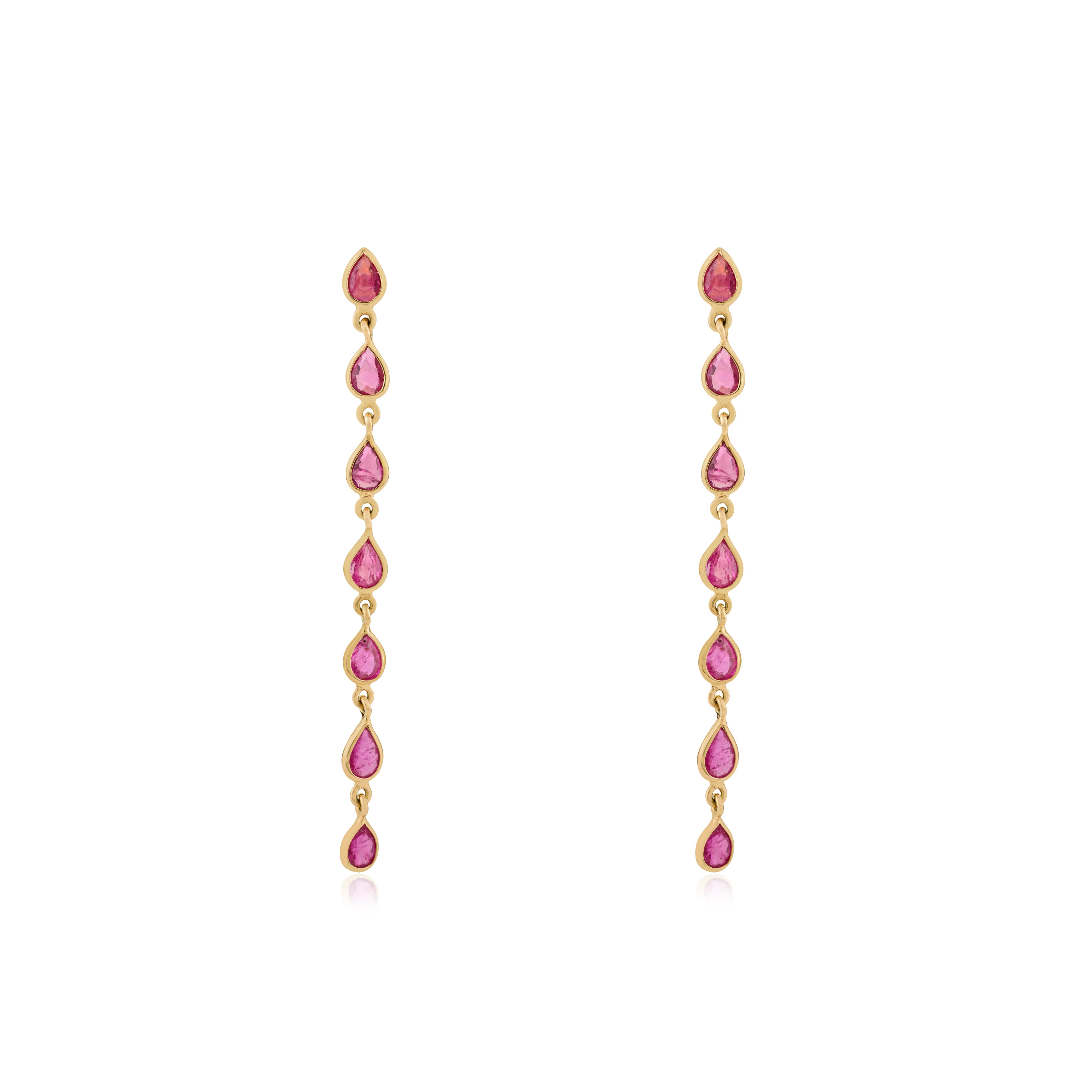 Moderno Orecchini lunghi in oro giallo 14K con rubini a forma di pera da 2,31 carati per donna in vendita