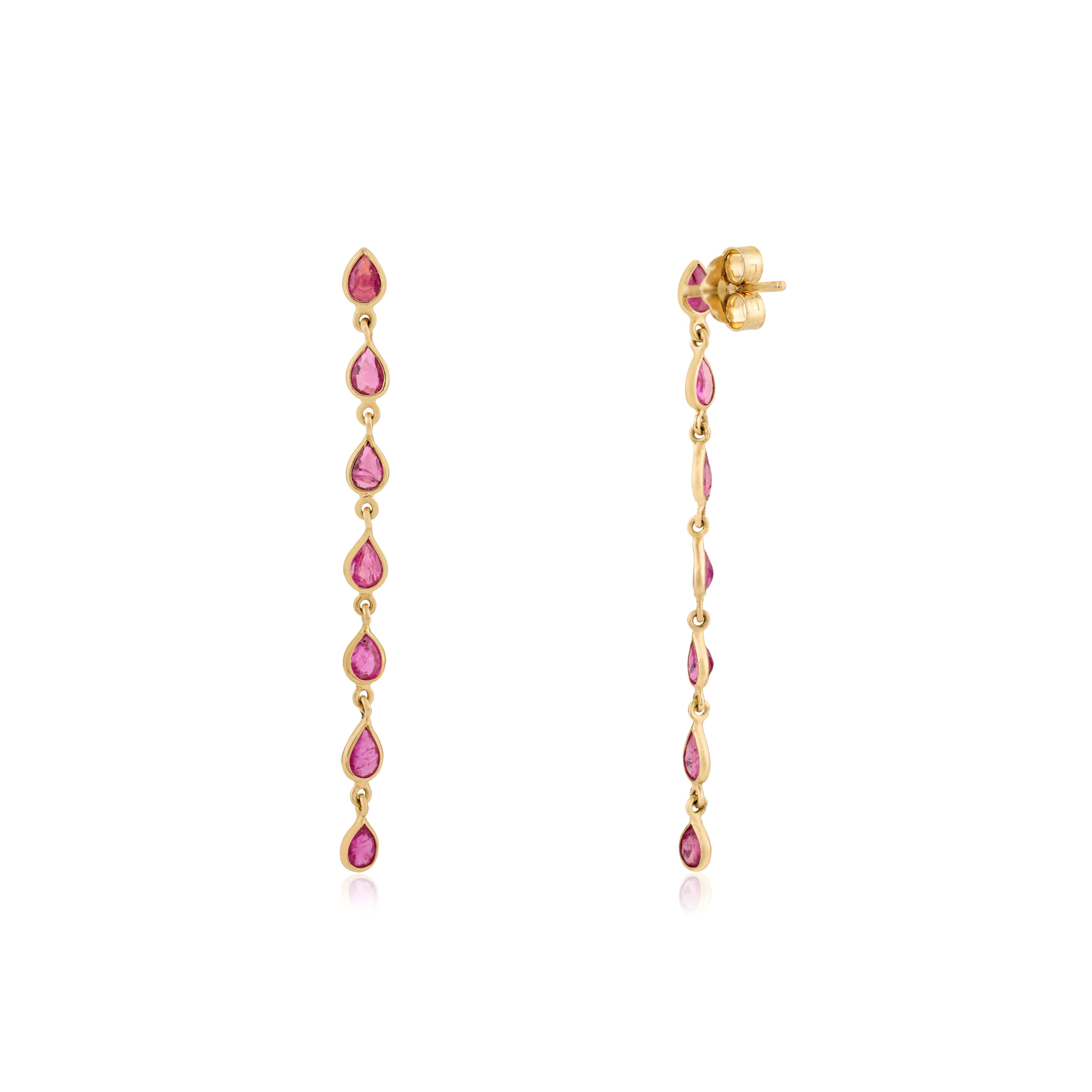 Orecchini lunghi in oro giallo 14K con rubini a forma di pera da 2,31 carati per donna in vendita 1