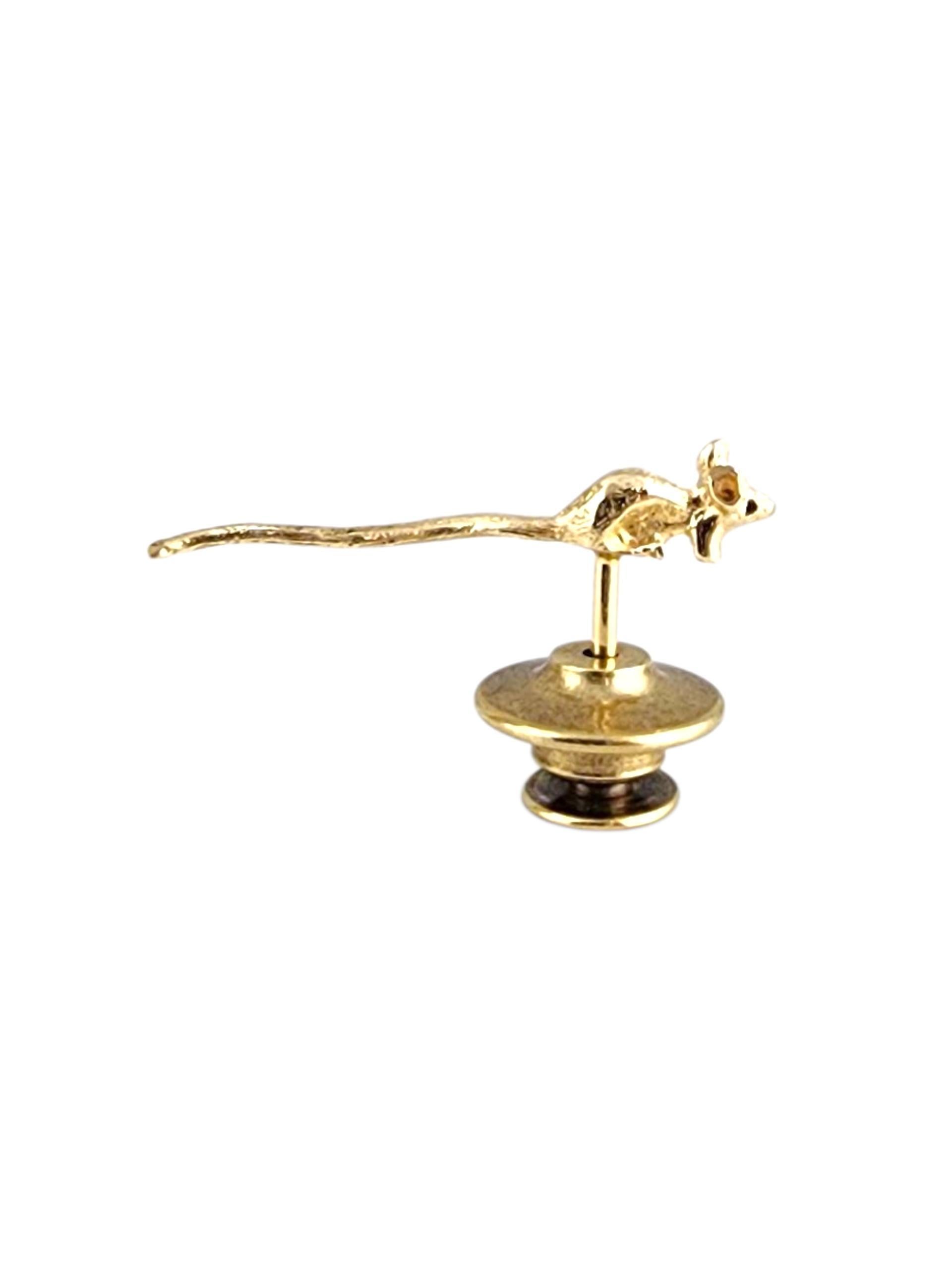 Fermacravatte per topi a coda lunga in oro giallo 14K

Questo fermacravatte a forma di topolino in oro giallo 14K combina un fascino stravagante con un'eleganza raffinata. Caratterizzato da un design dettagliato a forma di topo con finitura lucida,