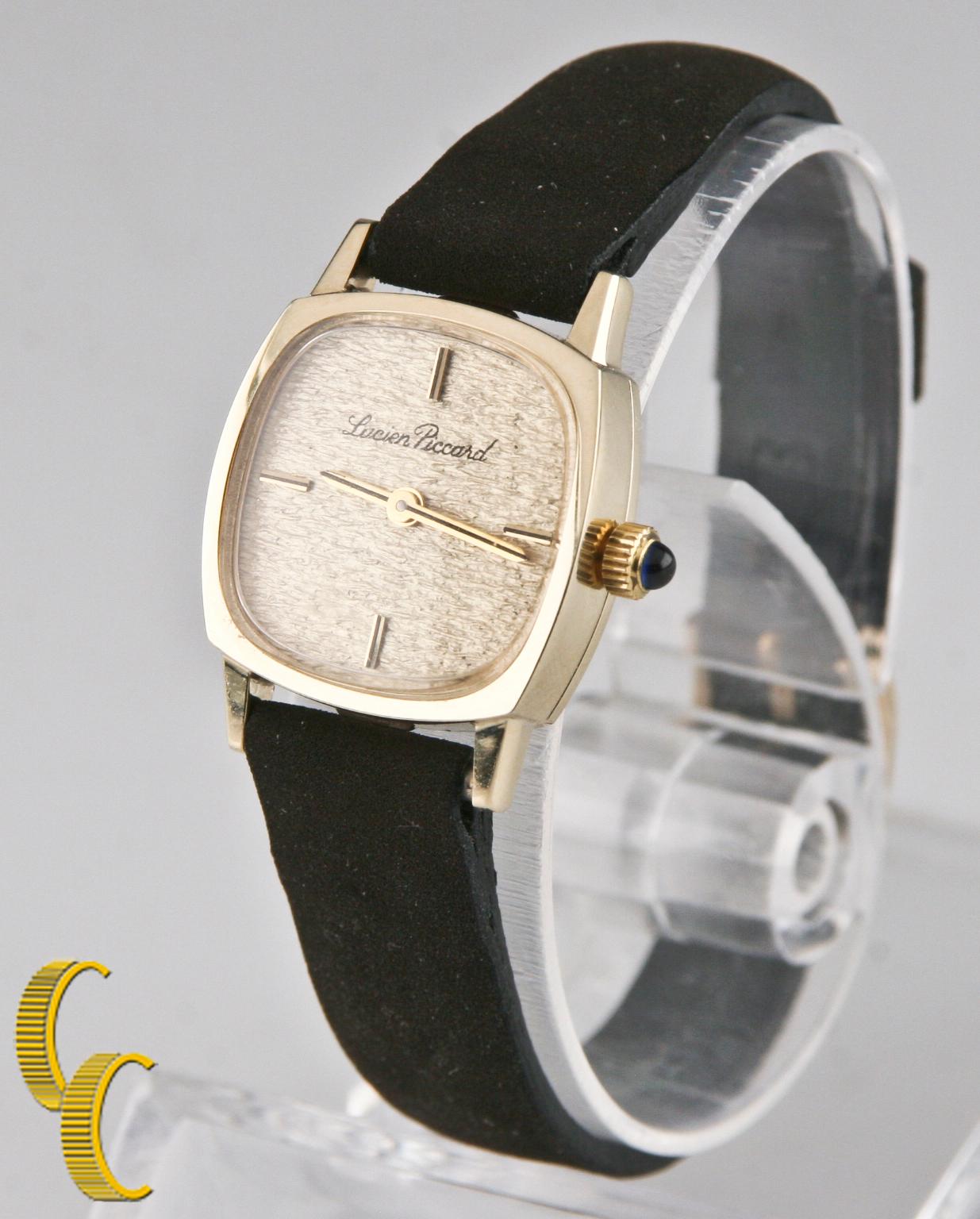 Modell #242275
Seriennummer 242127
Gesamtmasse = 13.3 Gramm
Enthält Lucien Piccard Box (ein elastisches Band gebrochen), aber keine Papiere.
Diese Uhr ist garantiert echt. Ein Jahr Garantie beim Kauf inbegriffen.

14k Gelbgold Fall w / Saphir