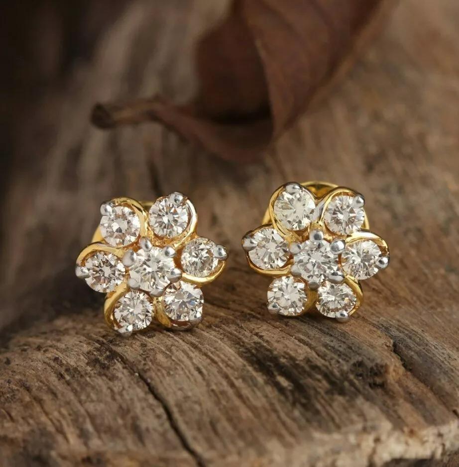 Taglio rotondo Orecchini di lusso in oro giallo 14K con diamanti in vendita