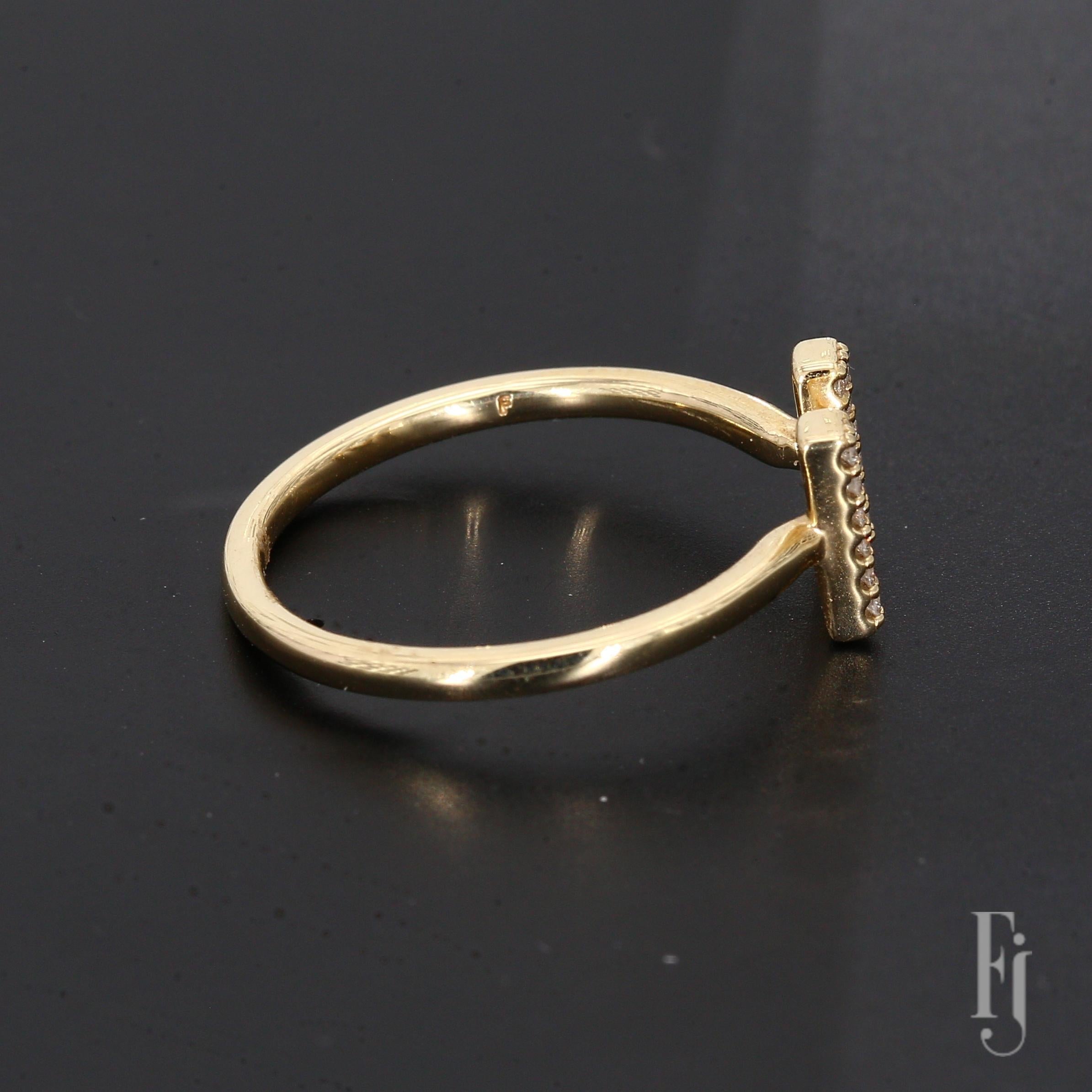 Ecco un anello in oro giallo 14k con un design Monogram 