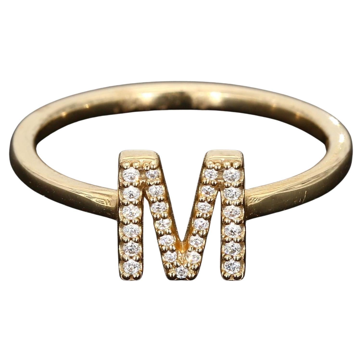 Anello "M" in oro giallo 14k con 0,15 carati di diamanti - Misura 7 in vendita