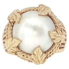 Anillo de moda con perla cultivada Mabé y oro amarillo de 14 quilates, con diseño de hojas en relieve