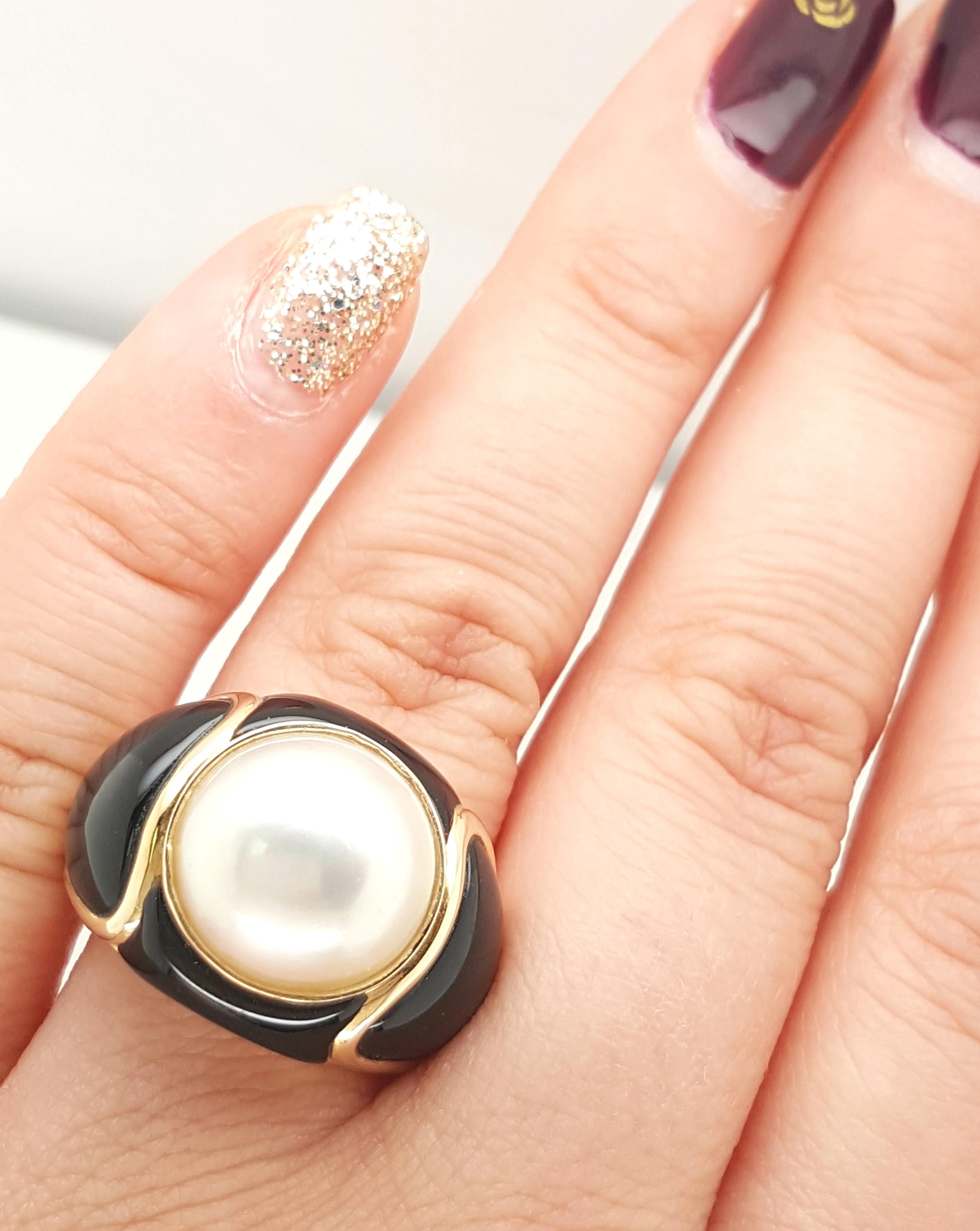 Modern 14 Karat Yellow Gold Mabe Pearl and Black Onyx Ring