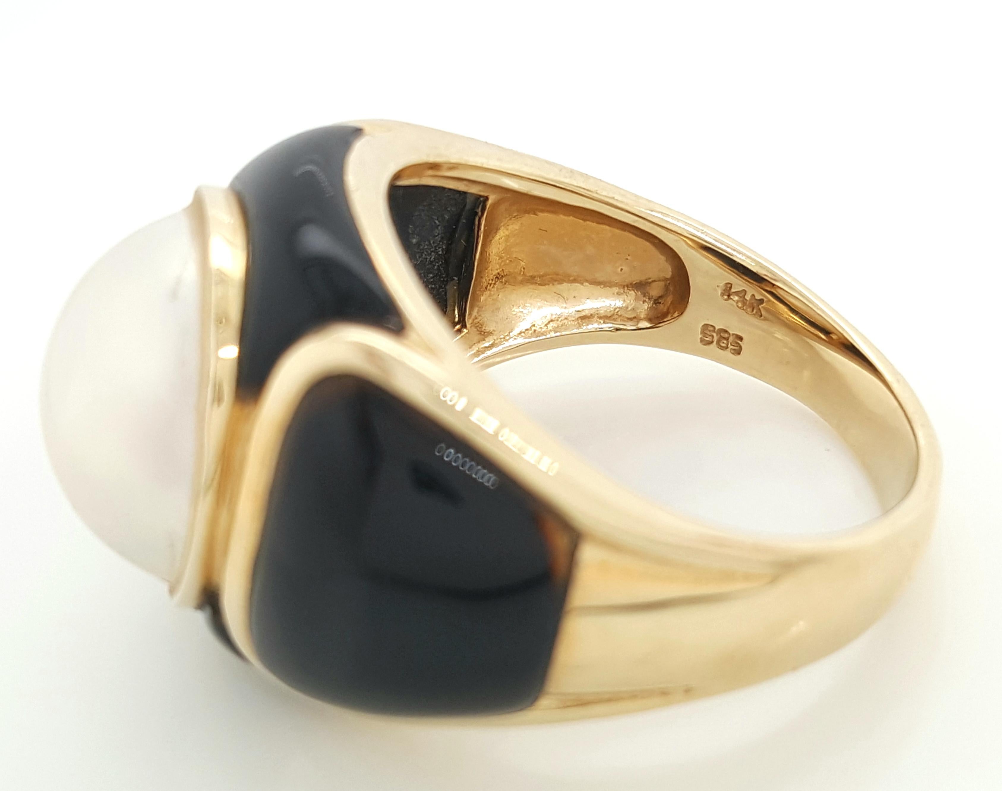 Round Cut 14 Karat Yellow Gold Mabe Pearl and Black Onyx Ring