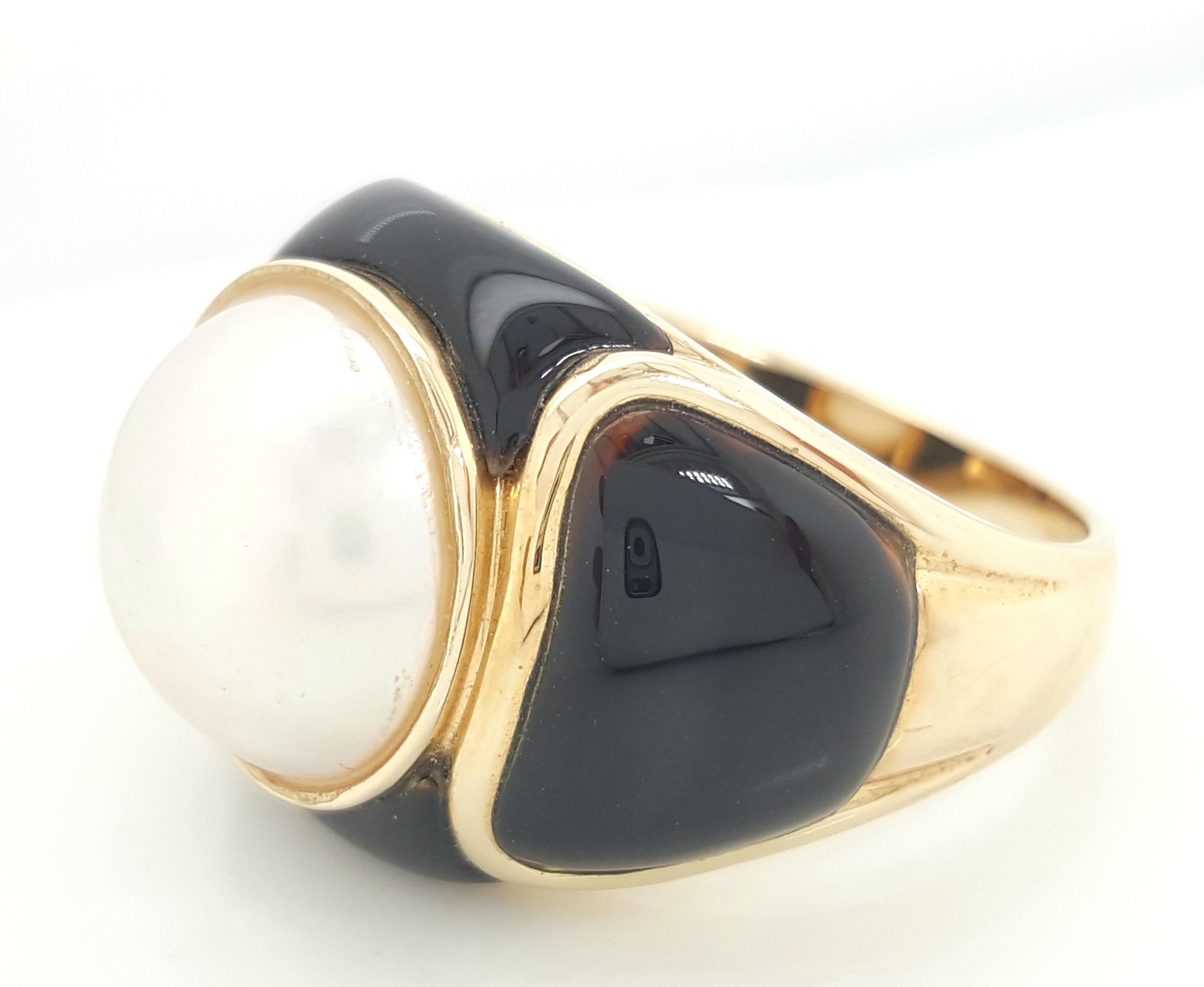 14 Karat Yellow Gold Mabe Pearl and Black Onyx Ring In Good Condition In Addison, TX