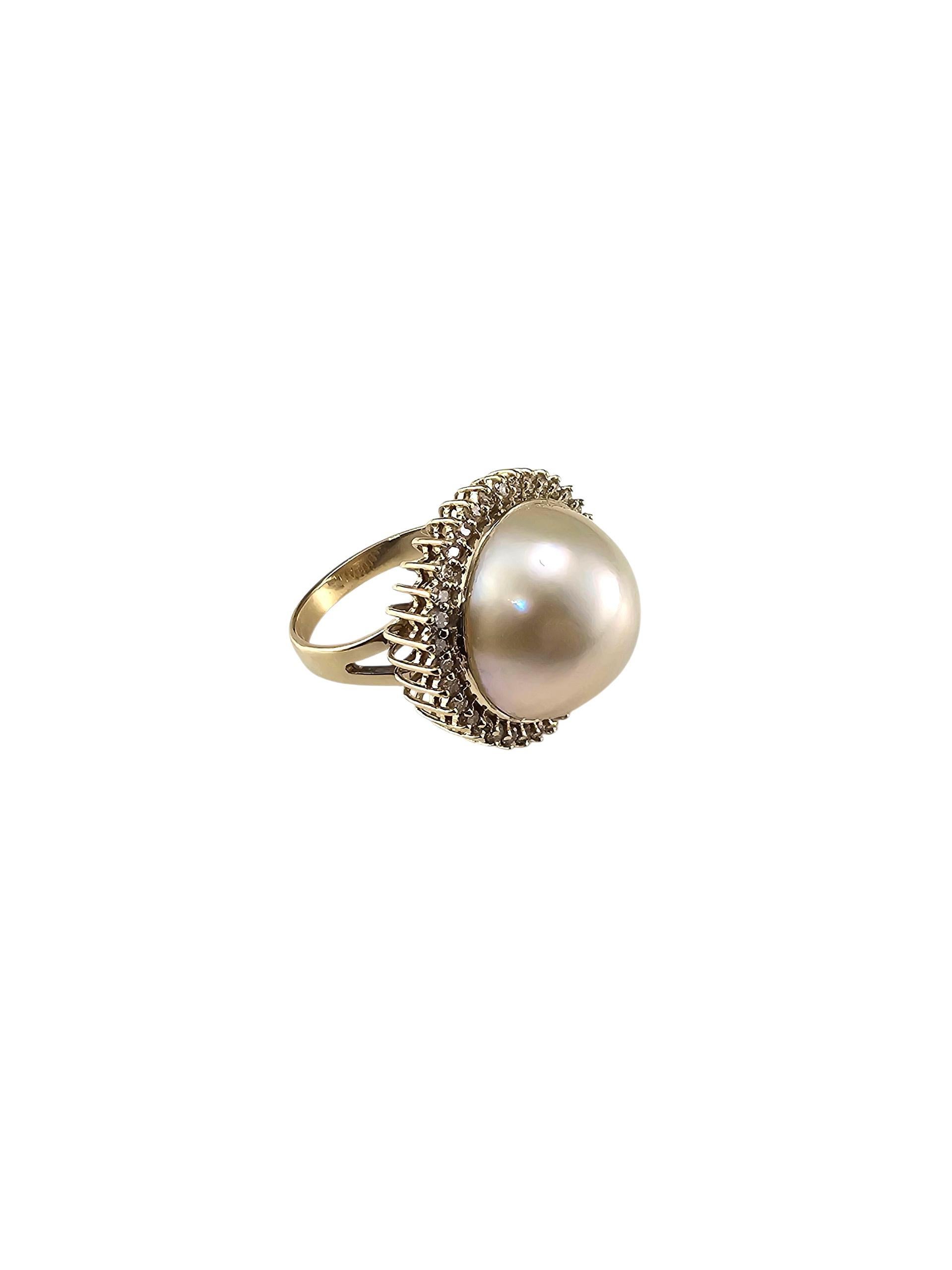Anello con perle e diamanti Mabe in oro giallo 14K Misura 7

Questo elegante anello presenta una luminosa perla Mabe incorniciata da una scintillante aureola di 36 diamanti rotondi taglio brillante incastonati in oro giallo 14K. Un anello senza
