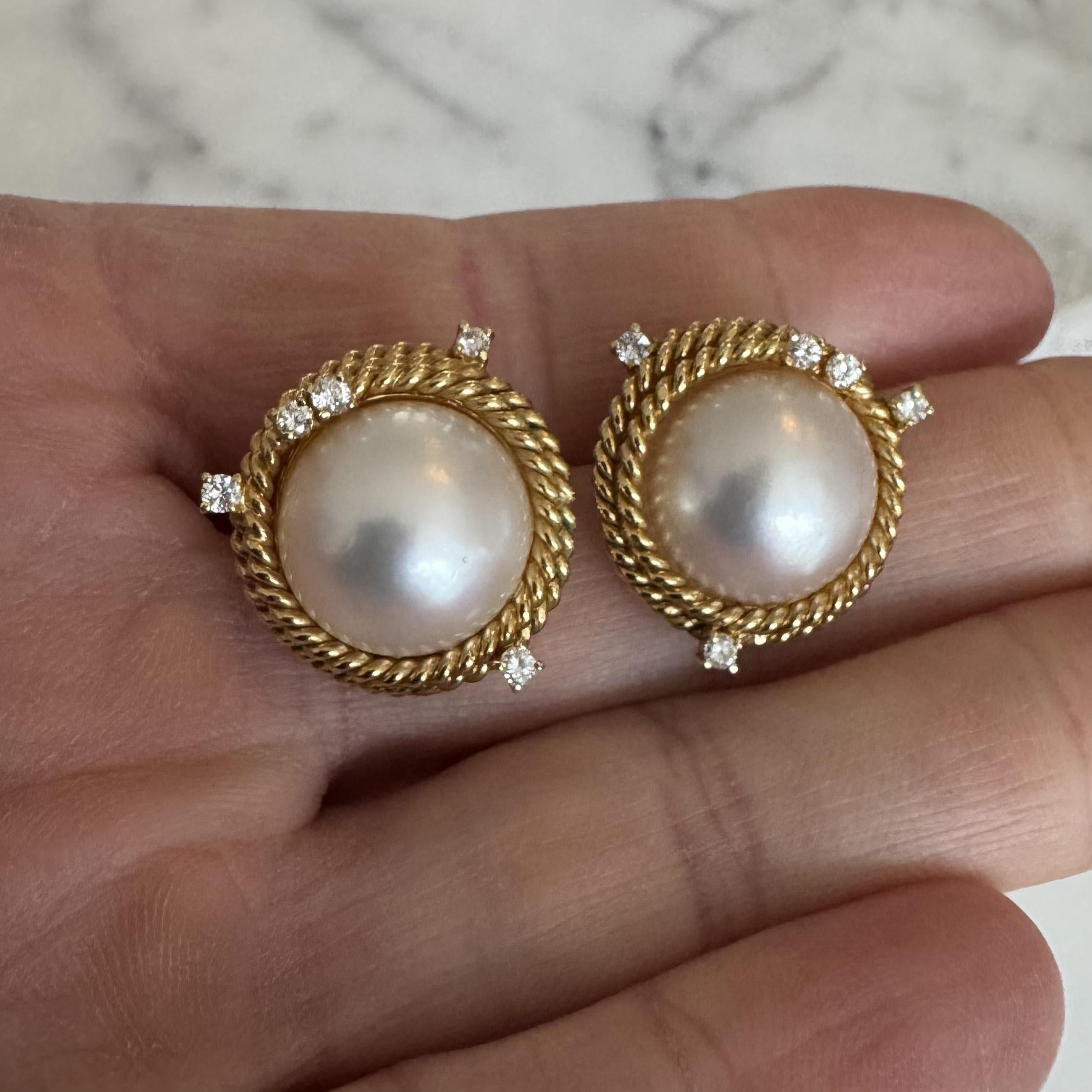 Zustand:  Ausgezeichneter Condit, Professionell gereinigt und poliert
Metall: 14k Gold (markiert und professionell getestet)
Gewicht: 17,4 g 
Edelstein:  Zwei Mabe-Perlen 15mm
Diamanten:  Natürliche Diamanten im Rundschliff 0,40cttw
Länge: 0,85