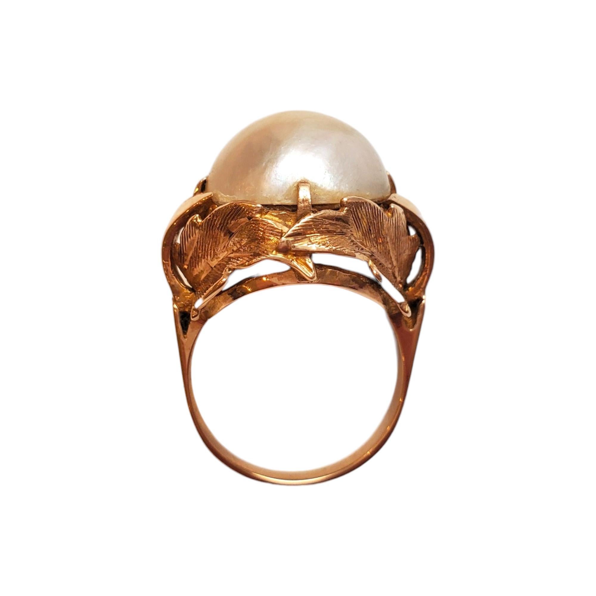 Bague d'or jaune 14K à dôme en perles de Mabe - 

Faites-vous remarquer avec cette magnifique bague en perles mabe. 

Poinçon : 14K 

Taille de l'anneau : 7 

Taille de la perle : Environ 15 mm de diamètre

Le devant de l'anneau mesure environ 13 mm