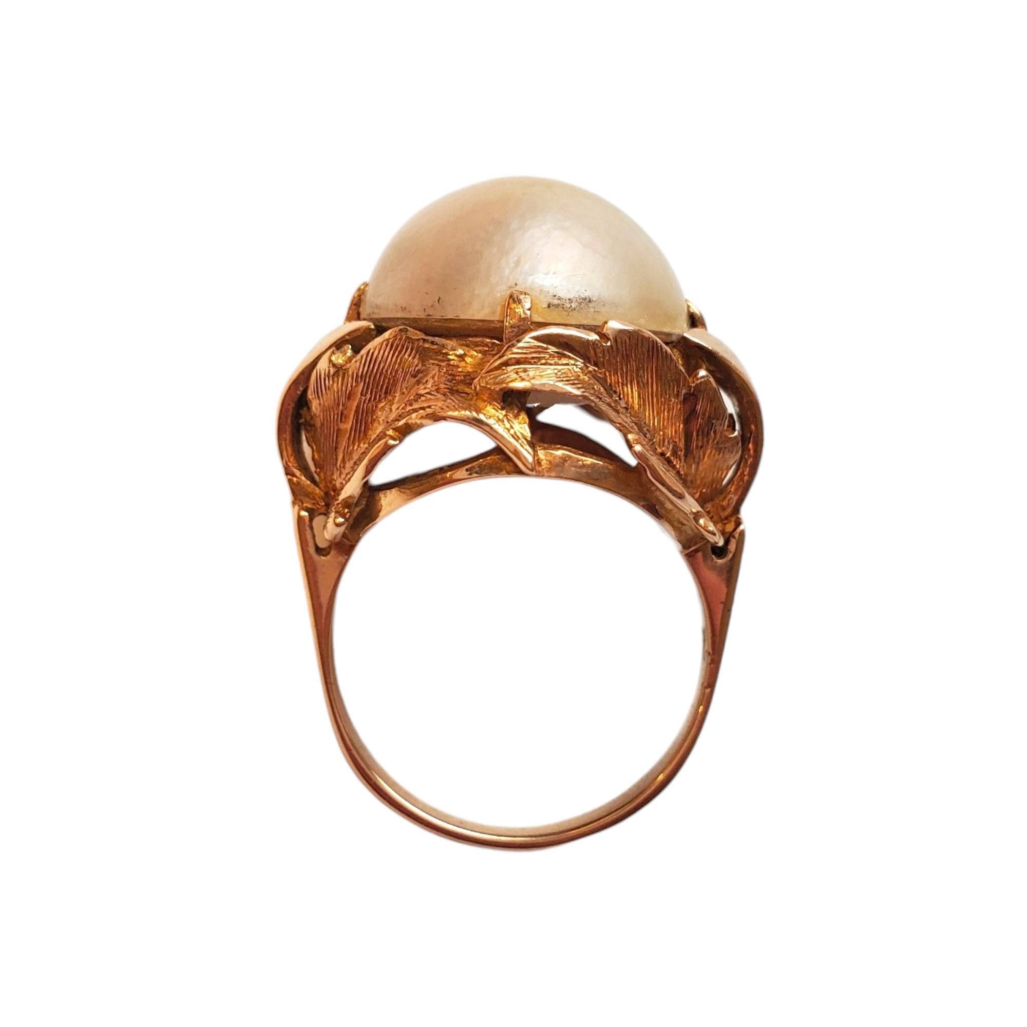Taille ronde Bague en or jaune 14K avec dôme en perle de Mabe #17737 en vente