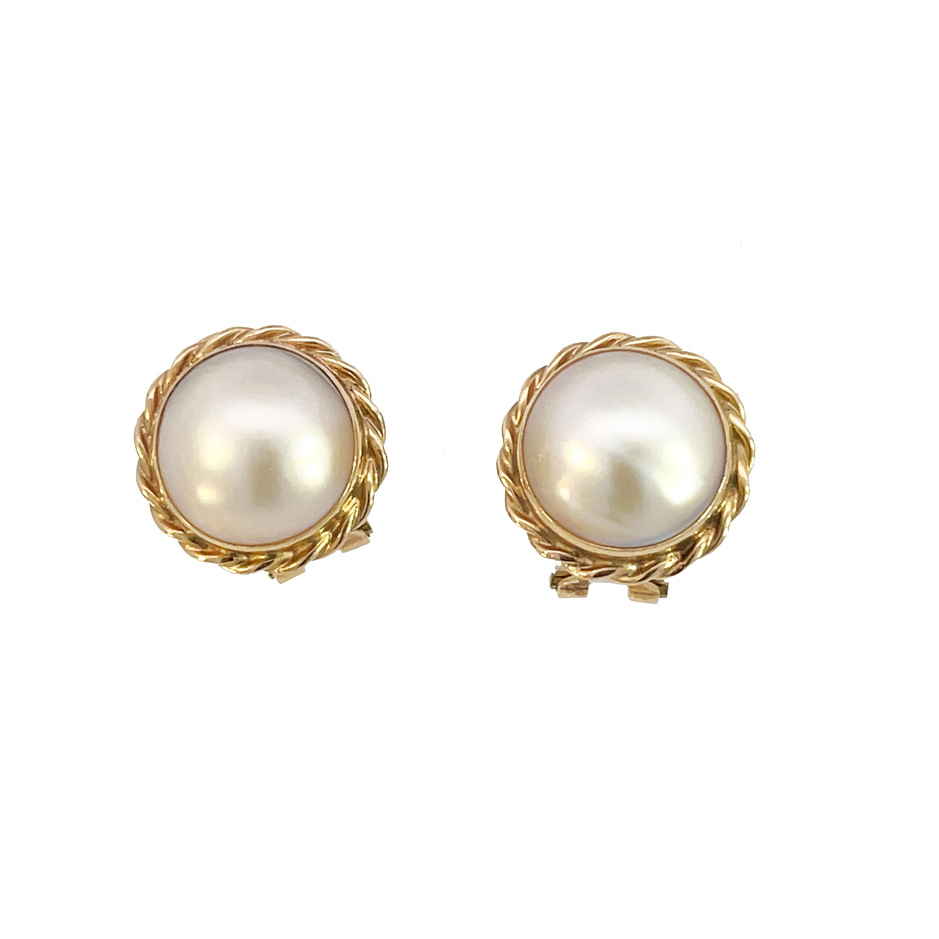 Il s'agit d'une magnifique paire de boucles d'oreilles en or jaune 14 carats mettant en valeur de superbes perles blanches mabé. Ces boucles d'oreilles offrent une élégance sans effort avec des perles mabé de 12 mm encadrées de billes décoratives en