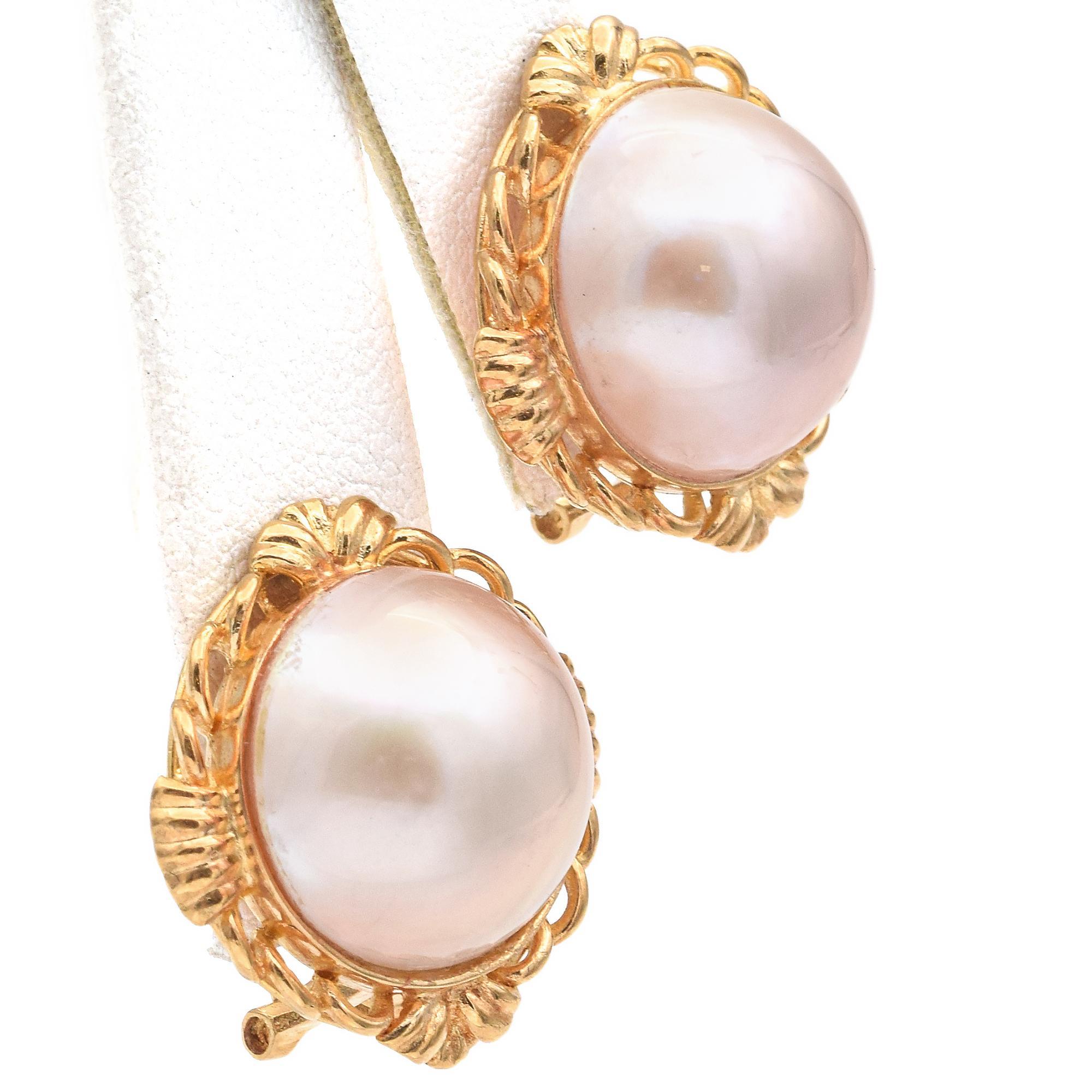 14K Gelbgold Mabé Perle Omega Back Clip On Ohrringe im Zustand „Gut“ in New York, NY