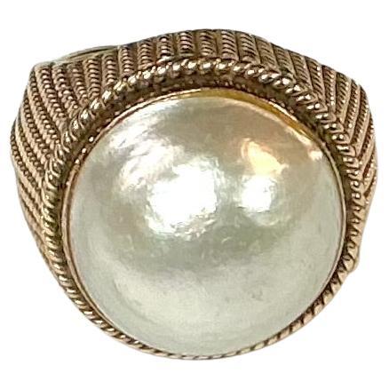 Anello con enorme perla Mabe in oro bianco 14k. 15,41 grammi TW. Le dimensioni della perla sono di circa 15 mm x 18 mm. 
Circa 20 carati! Testato a 14k. Misura approssimativa 6.5