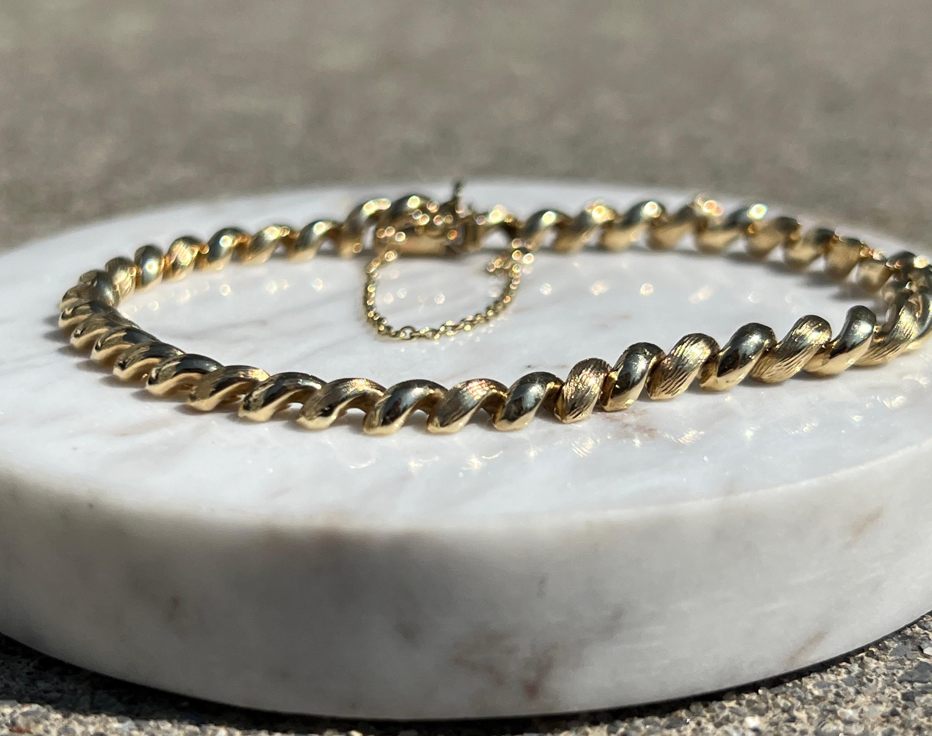 Ein 14 Karat Gelbgold strukturierte Makkaroni 7 Zoll Armband komplett mit Zunge Verschluss, 2,5 