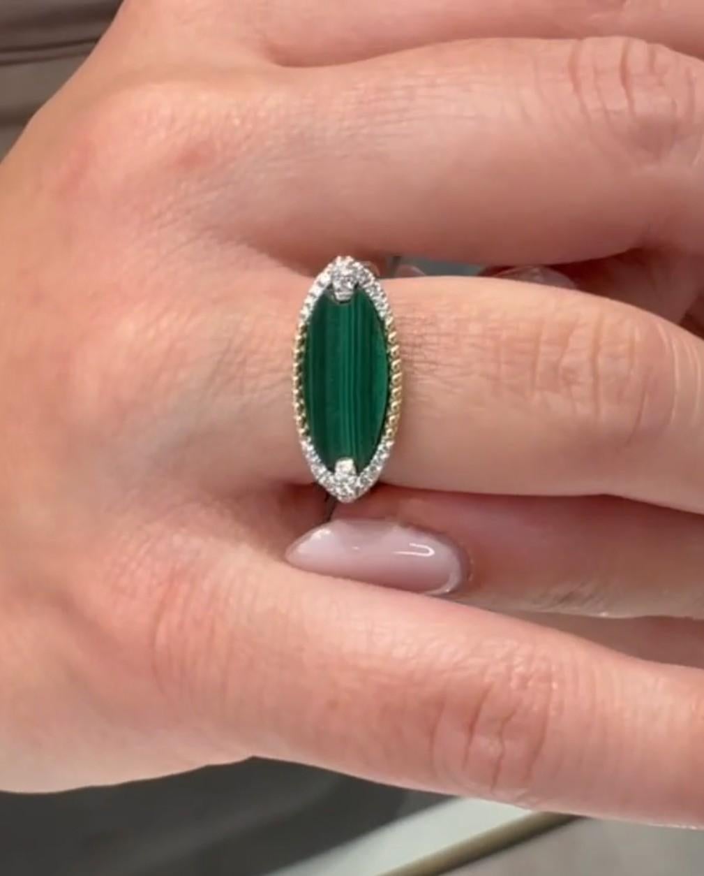 Bague en or jaune 14K Malachite 1.87 carats et diamants ronds 0.09 carats en vente 2