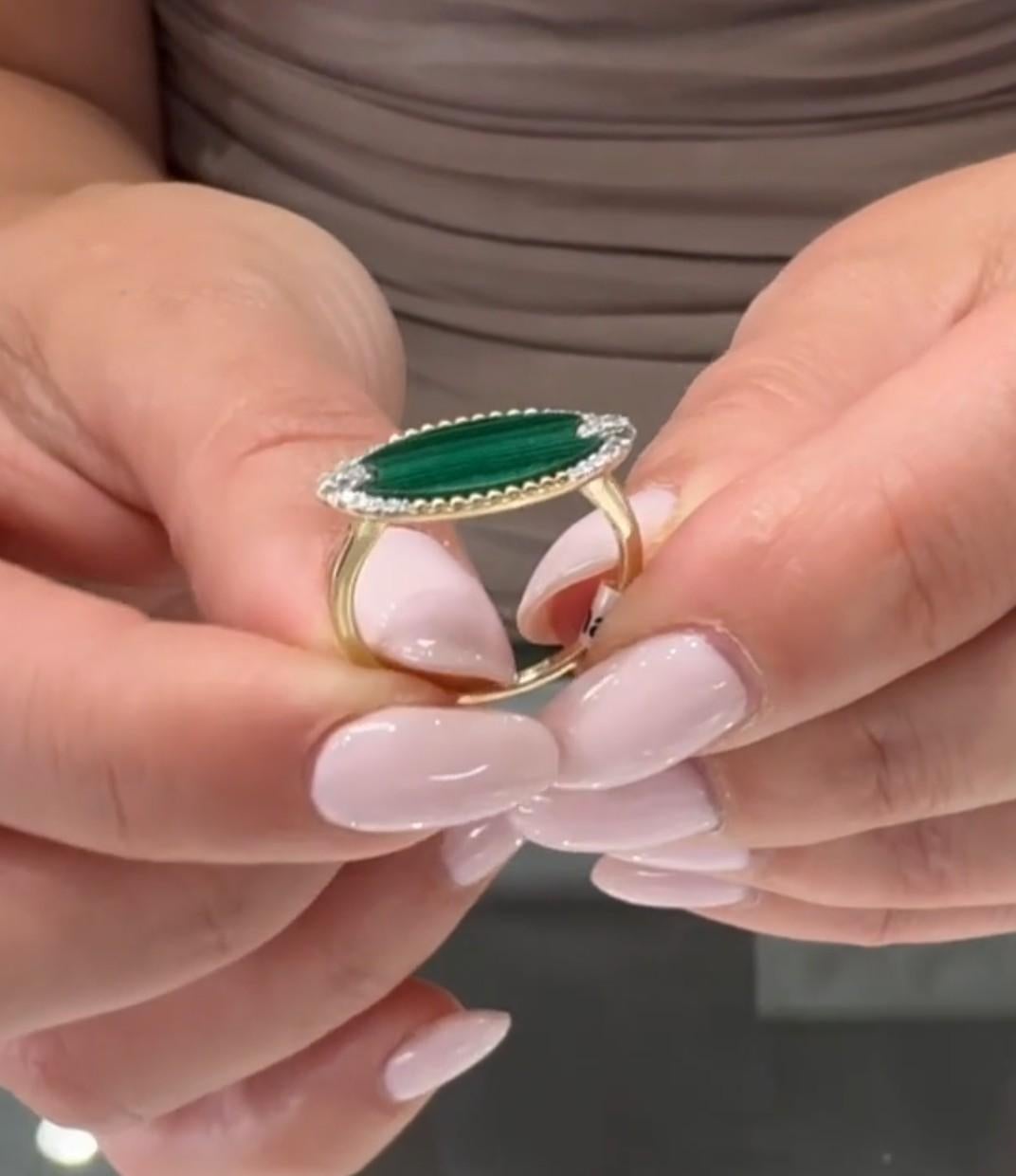 Bague en or jaune 14K Malachite 1.87 carats et diamants ronds 0.09 carats en vente 3