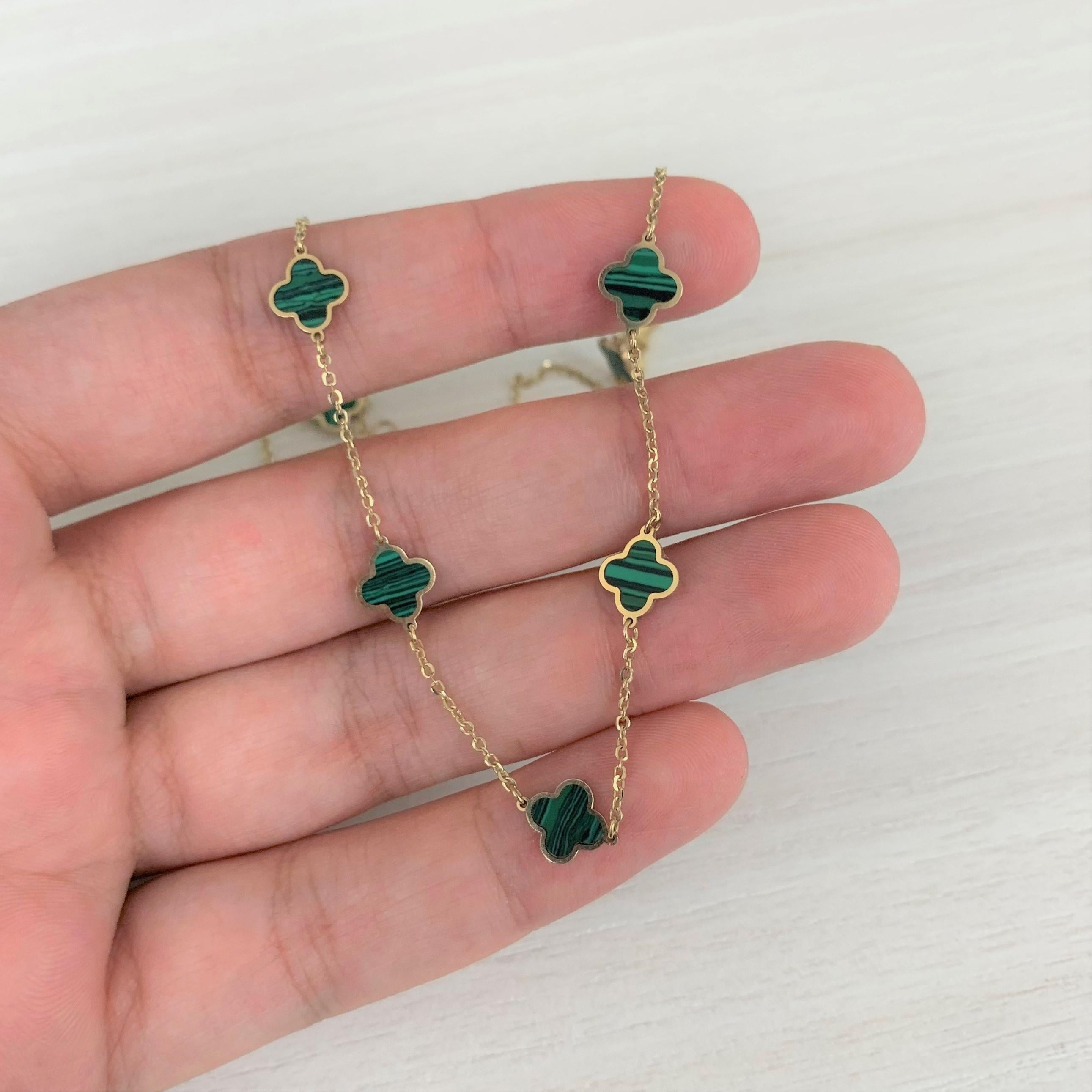 Contemporain Collier trèfle station en or jaune 14 carats avec incrustation de malachite en vente