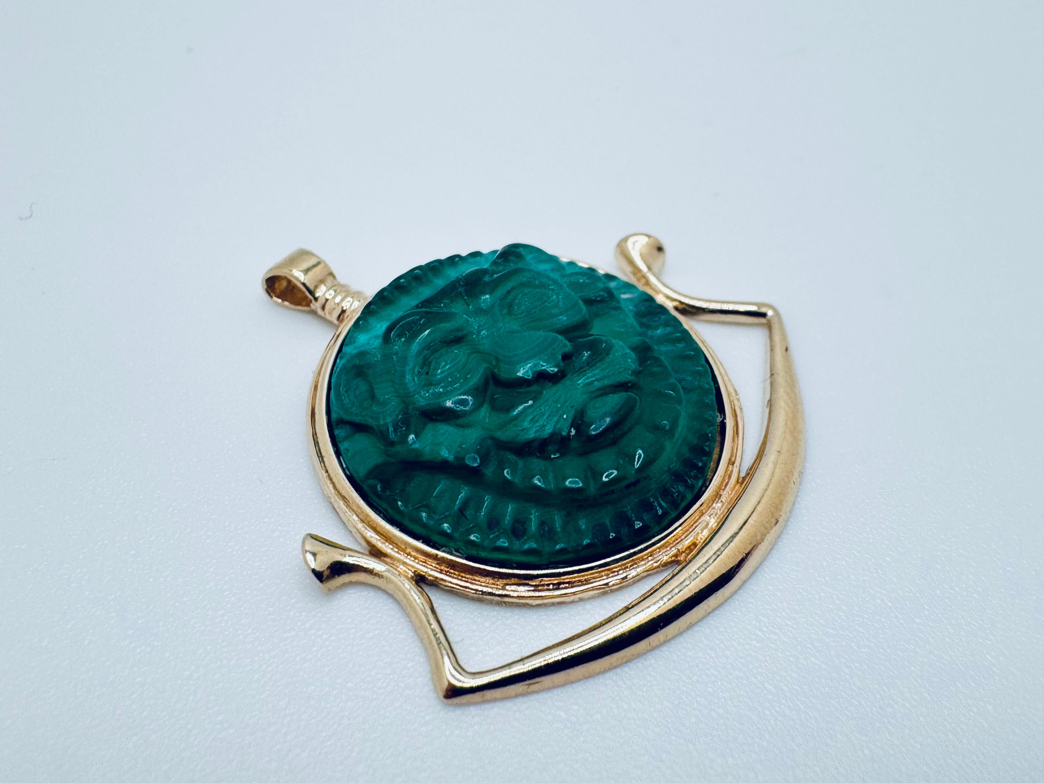 Art déco Charme de lion en malachite en or jaune 14K en vente