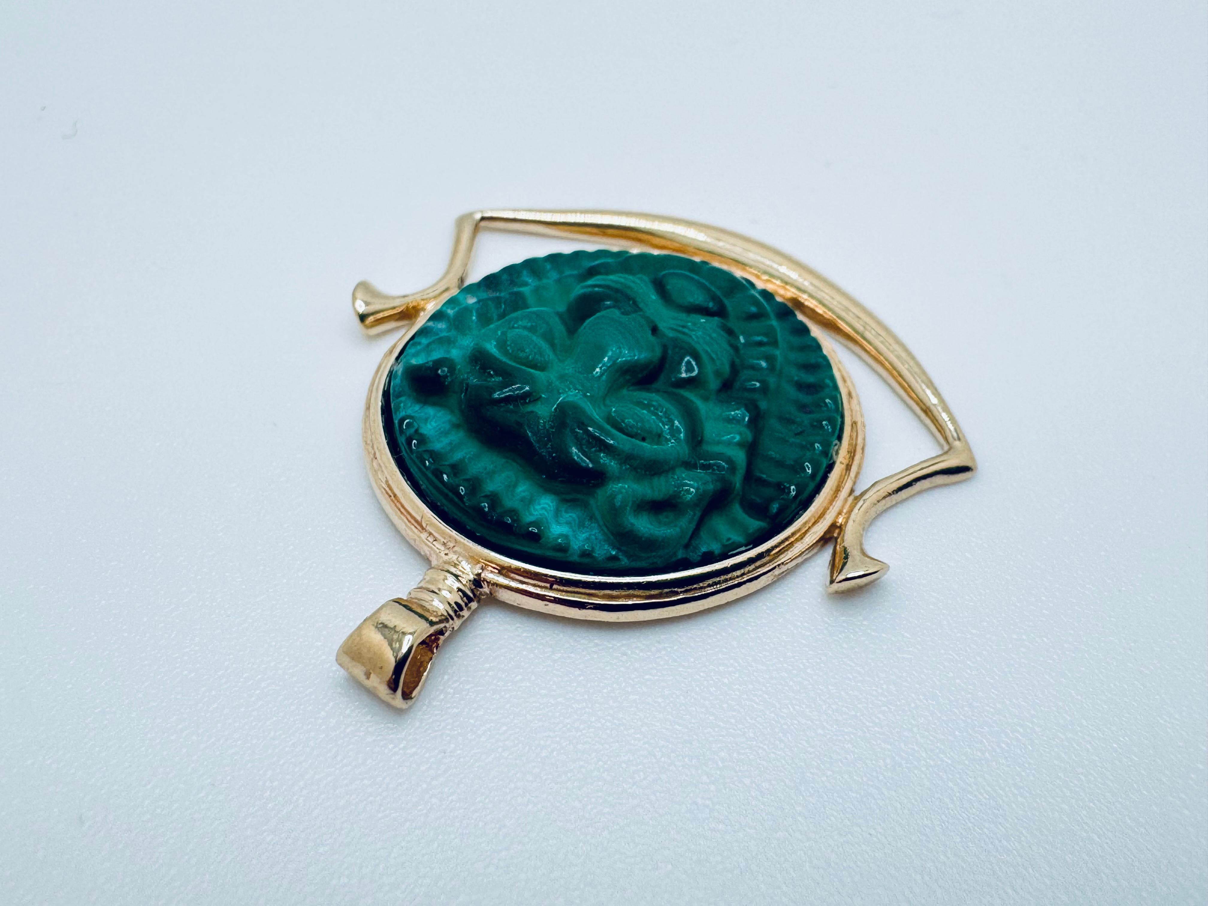 Taille ronde Charme de lion en malachite en or jaune 14K en vente