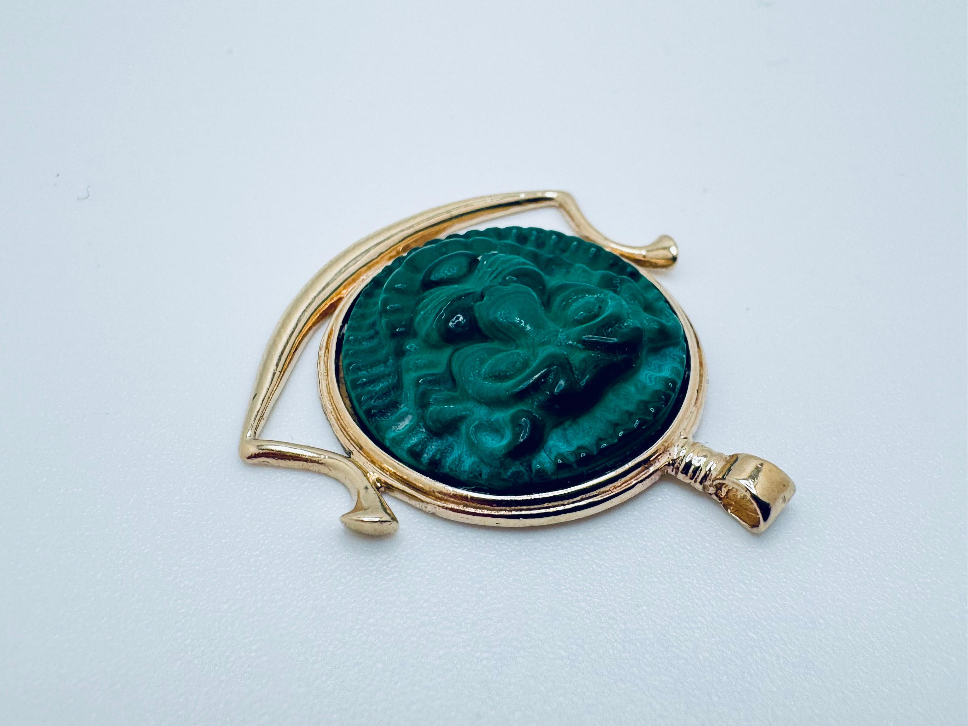 Charme de lion en malachite en or jaune 14K Bon état - En vente à Palm Desert, CA