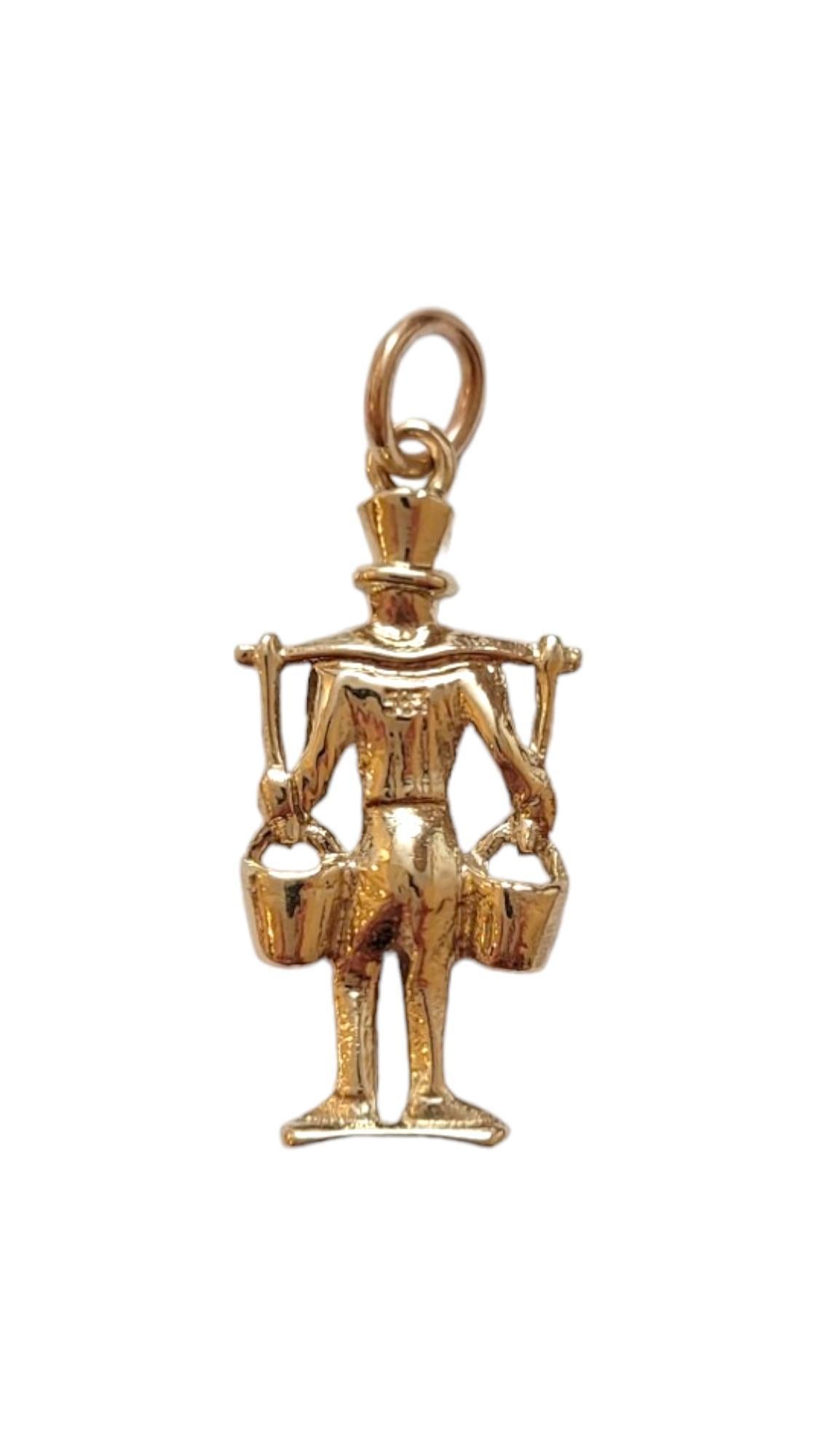 Charm en or jaune 14K - homme portant deux seaux 

Cette adorable breloque représente un homme coiffé d'un chapeau haut de forme tenant deux seaux

Taille : 28,1 mm X 13,3 mm X 4 mm

Poids : 3,2 dwt/ 5,0 g

Hallmark : 585

Chaîne non incluse.

Très