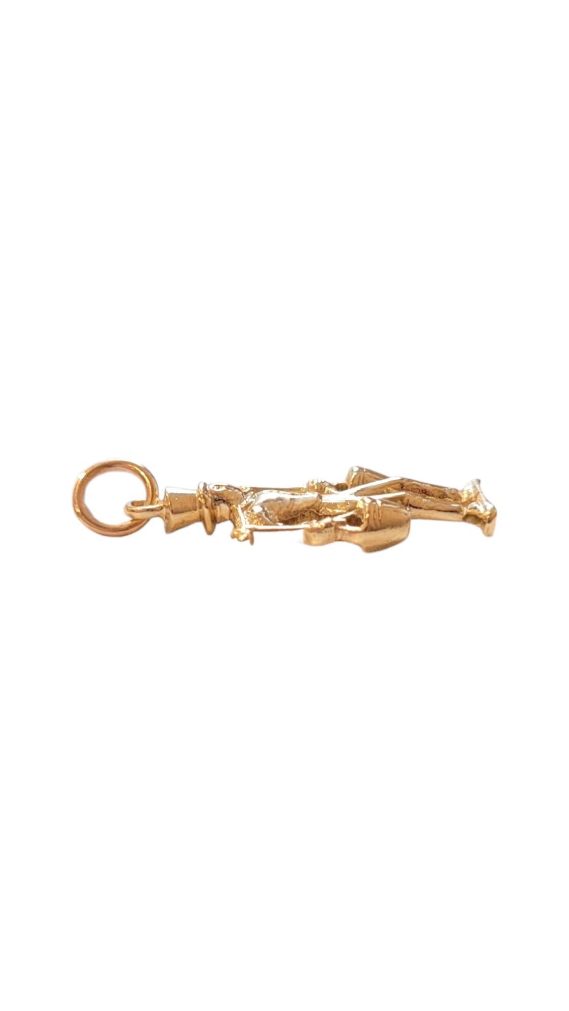 Man portant deux boucles d'oreilles en or jaune 14 carats #18387 Pour femmes en vente