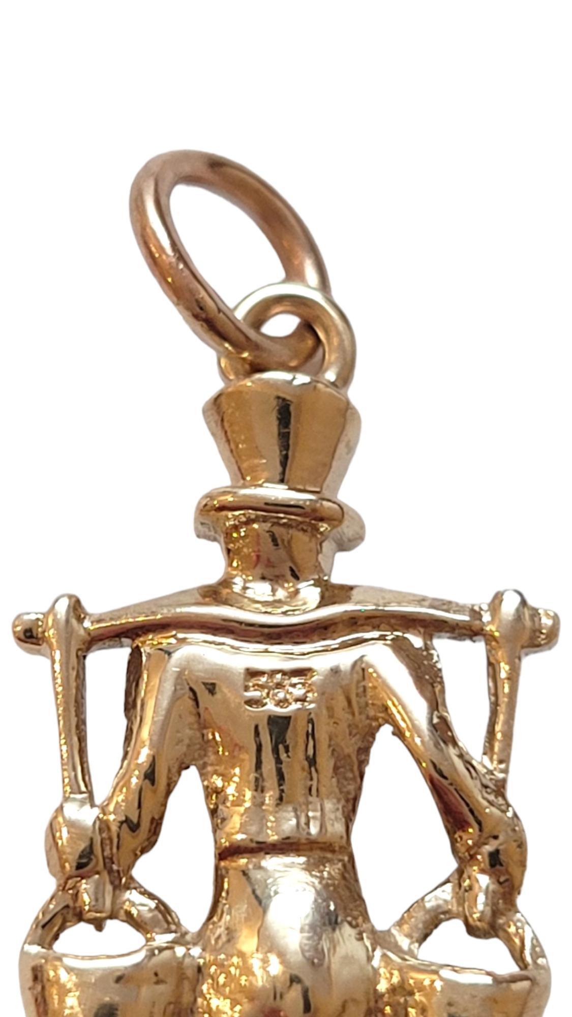 Man portant deux boucles d'oreilles en or jaune 14 carats #18387 en vente 1