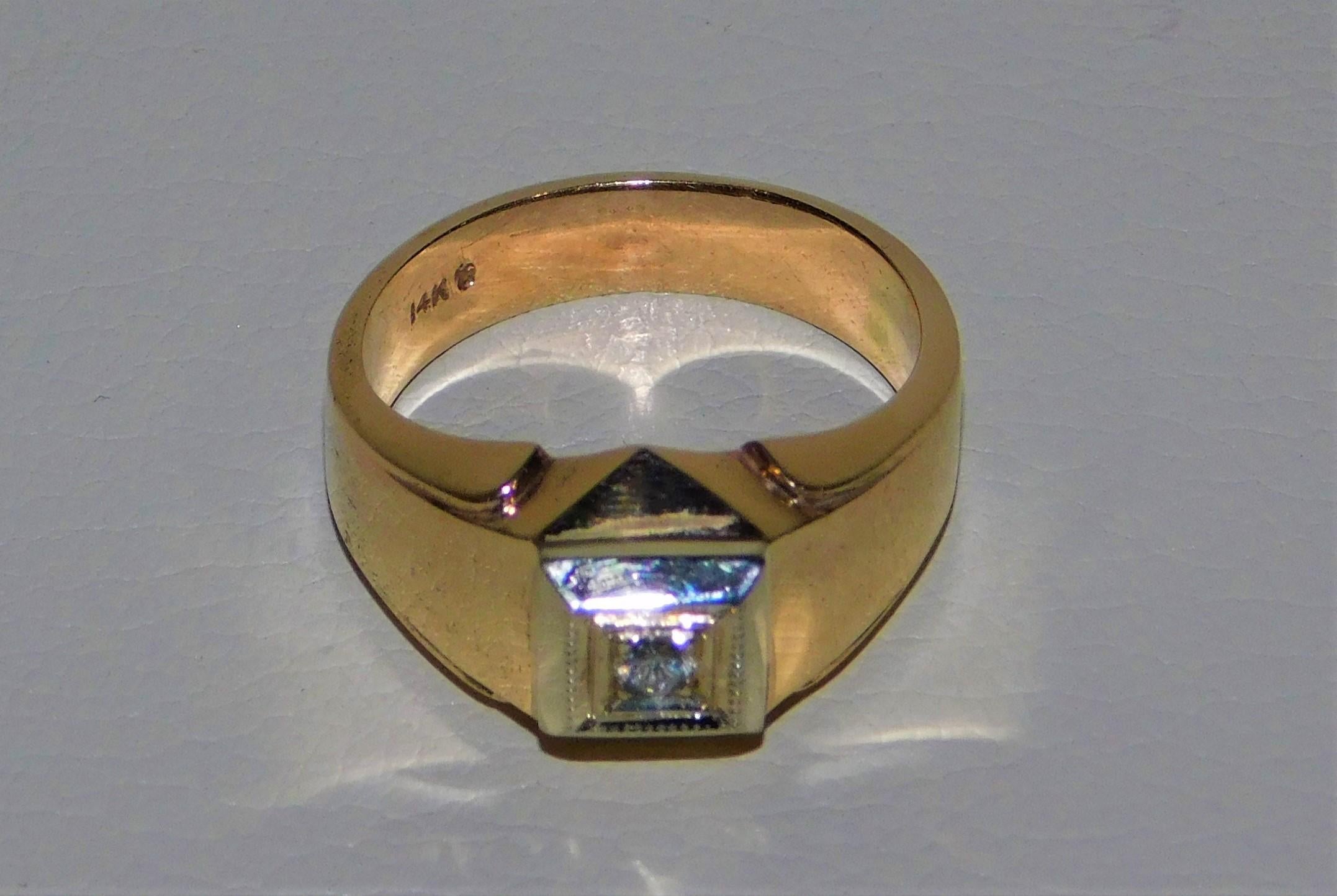 18kt hge with diamond symbol ring