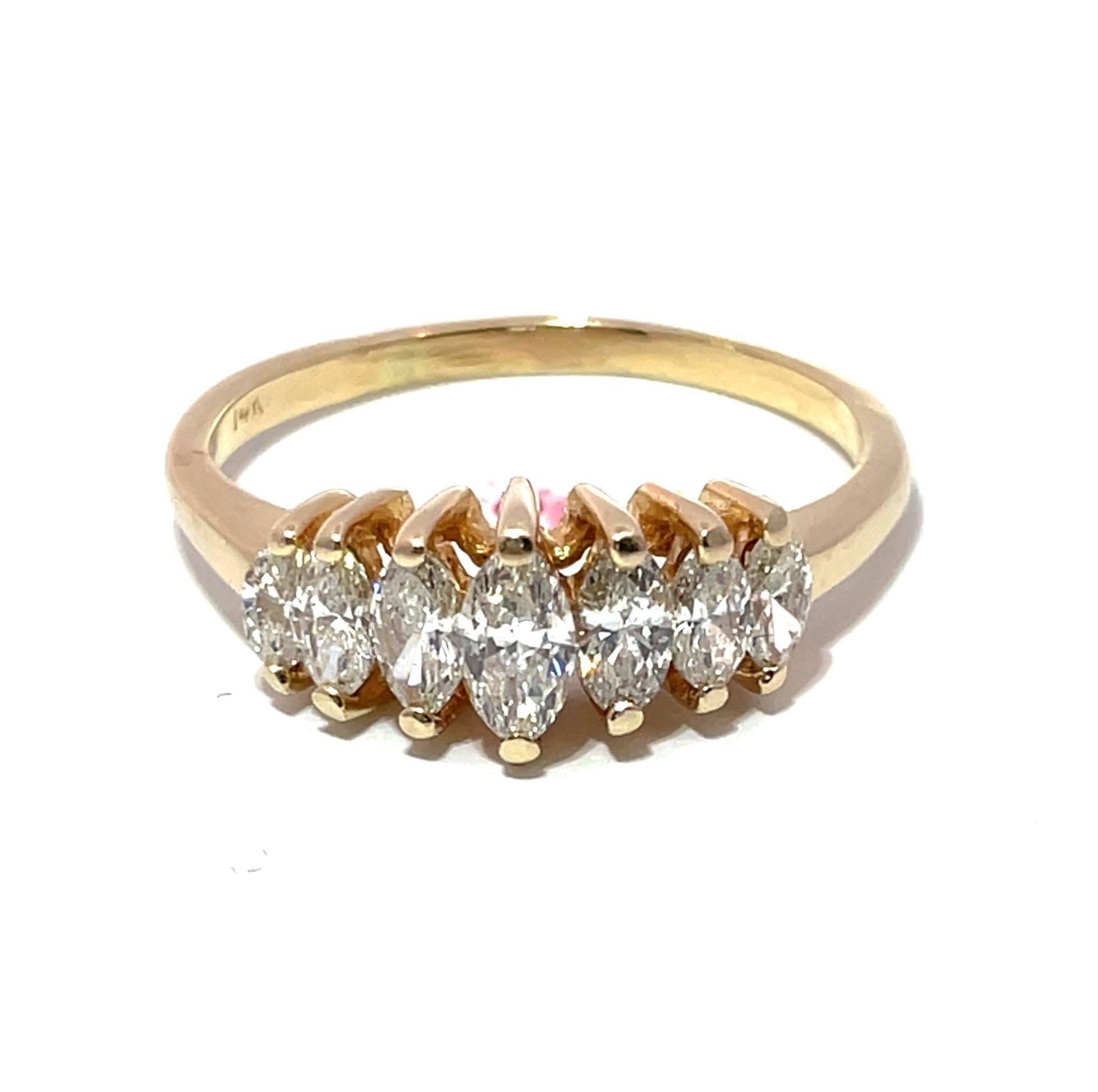 Entdecken Sie die Faszination dieses exquisiten Diamantrings aus 14 Karat Gelbgold, der von raffinierter Eleganz und modernem Design zeugt. Eine Reihe weißer Diamanten im Marquiseschliff wurde sorgfältig gefasst, so dass sich ein harmonischer Fluss