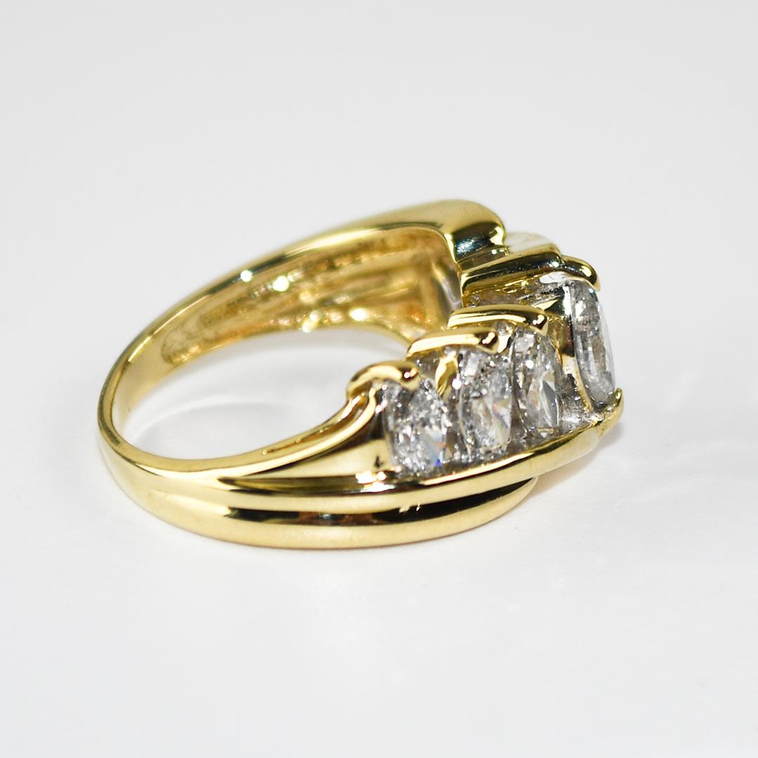 Damen 14k Gelbgold Marquise Diamant-Cocktail-Ring.
Gestempelt 14k und wiegt 5,4 Gramm.
Es gibt sieben Diamanten in Marquise-Form, insgesamt 1,50 Karat, Farbe G, H, i, Reinheit i1.
Die Oberseite des Rings ist 9.5 mm breit.
Die Ringgröße ist 5 3/4 und