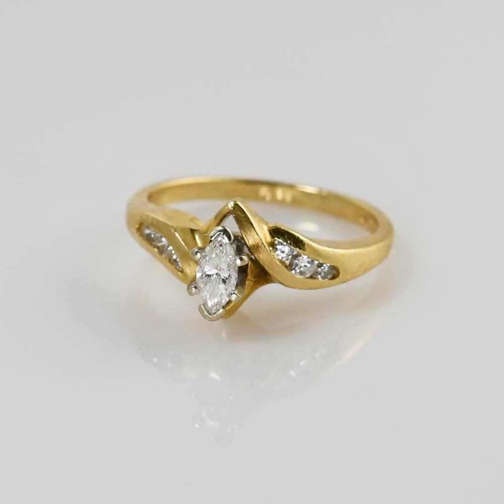 Bague de fiançailles en or jaune 14k avec diamant en forme de marquise.
0.25ct Pierre centrale.
Taille 5 - poids total de 2,9 grammes.
Excellent état.
Estampillé 14 carats.