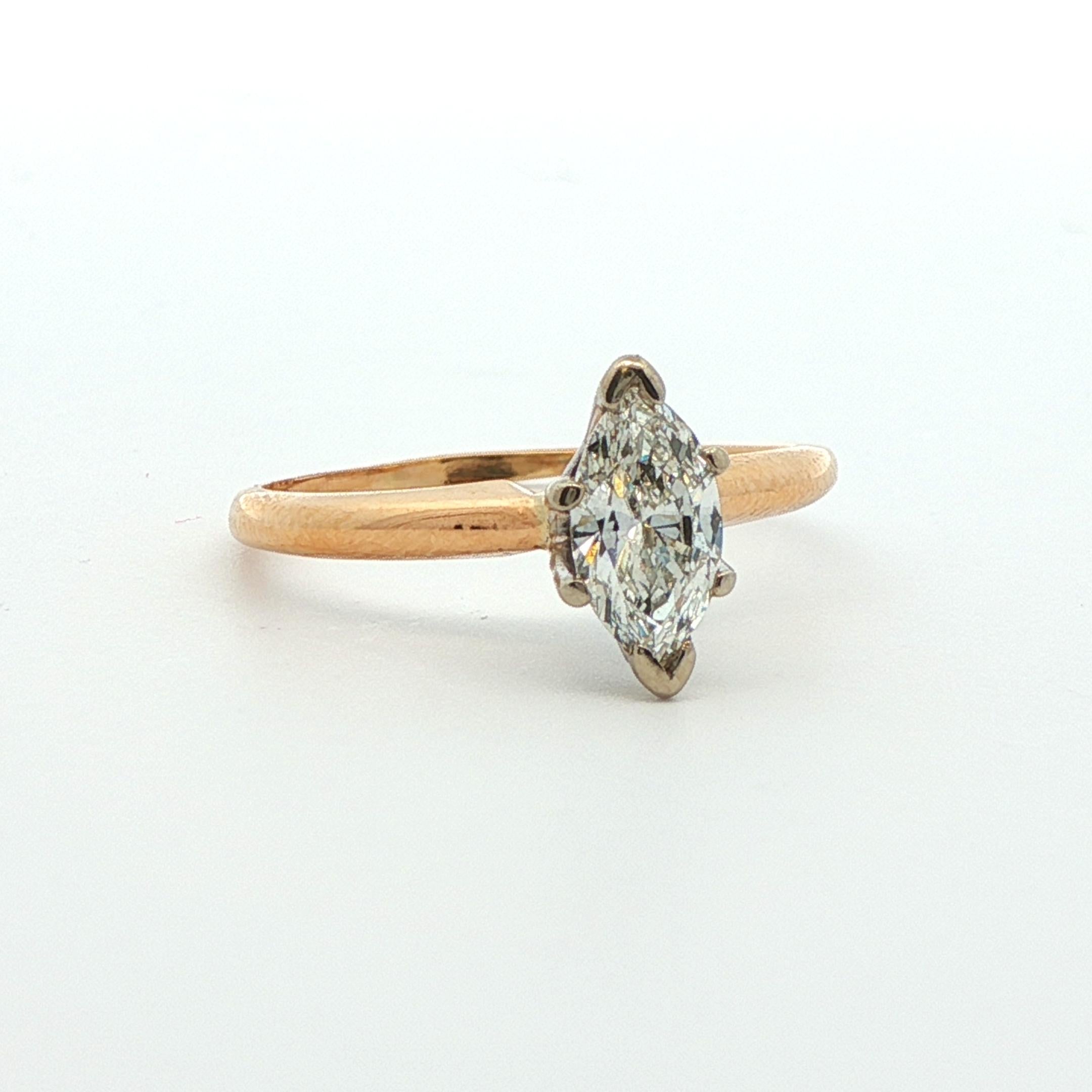 Este magnífico anillo de compromiso está hecho en oro amarillo de 14k con un diamante de talla marquesa, blanco brillante. Este brillante diamante marquesa está montado de forma segura con un engaste de 6 garras que se ha fabricado para que no se