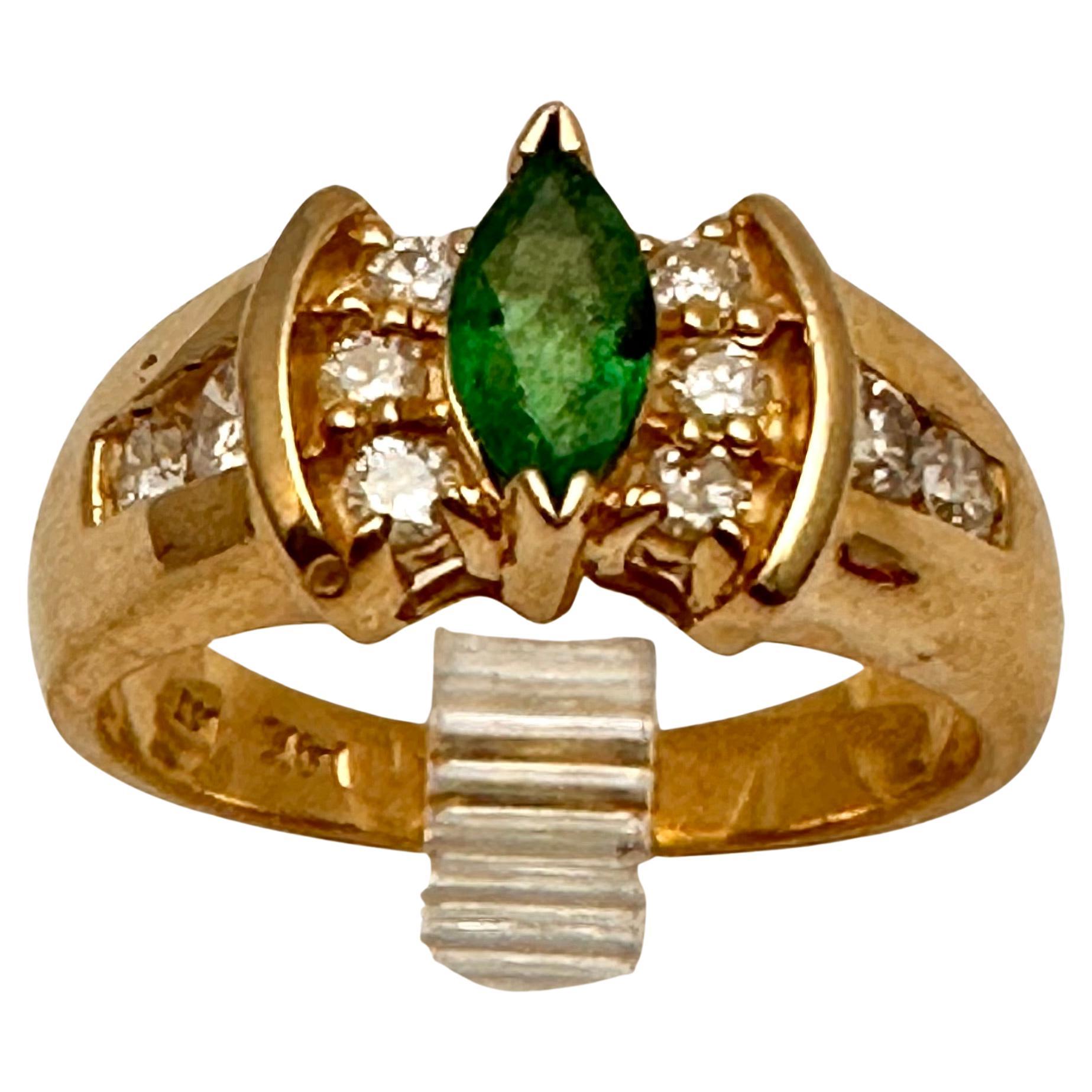 Anillo de oro amarillo de 14k con esmeralda marquesa y 10 diamantes redondos Talla 6