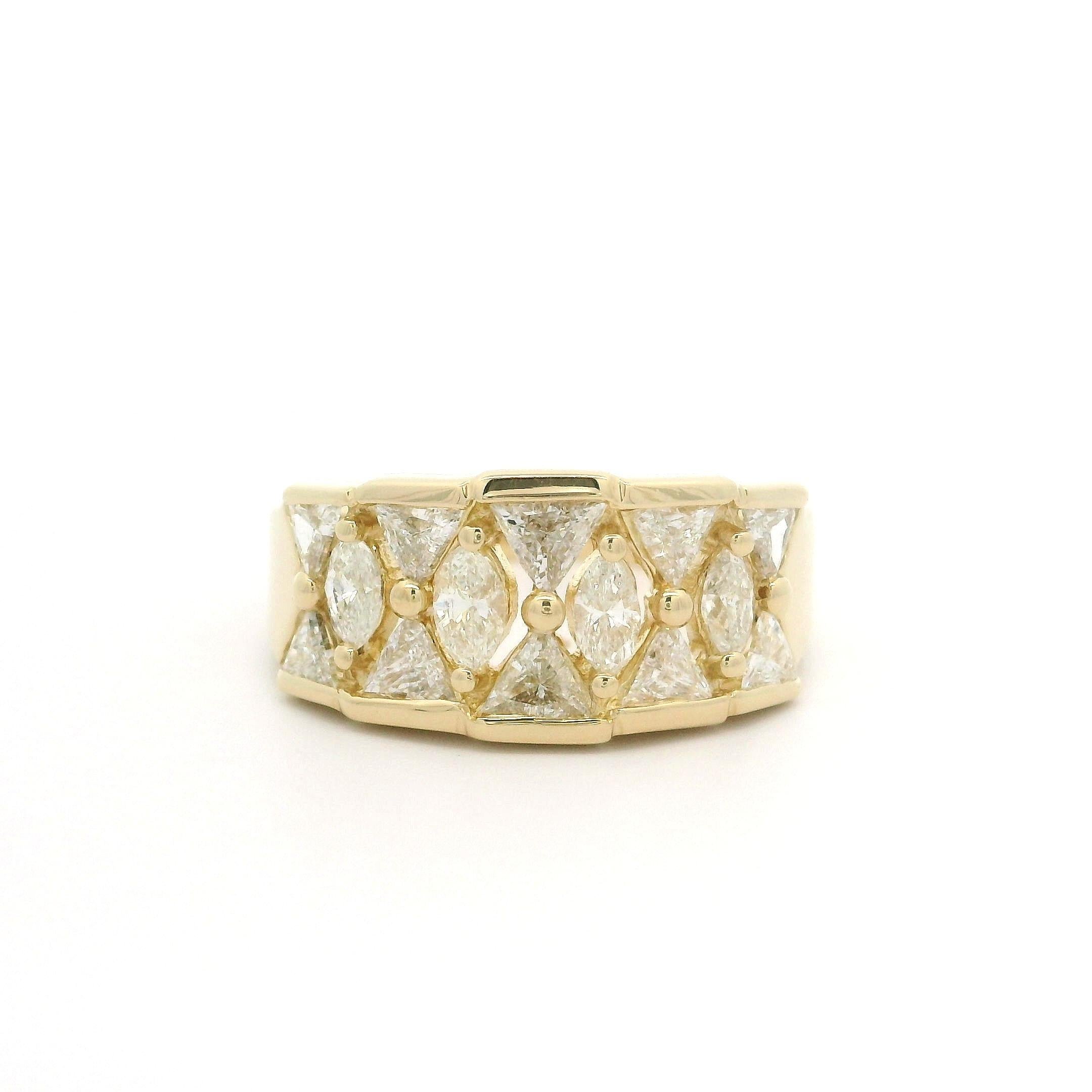 Superbe bague à anneau large unique en or jaune 14 carats avec diamants taille marquise et trillion en vente 6