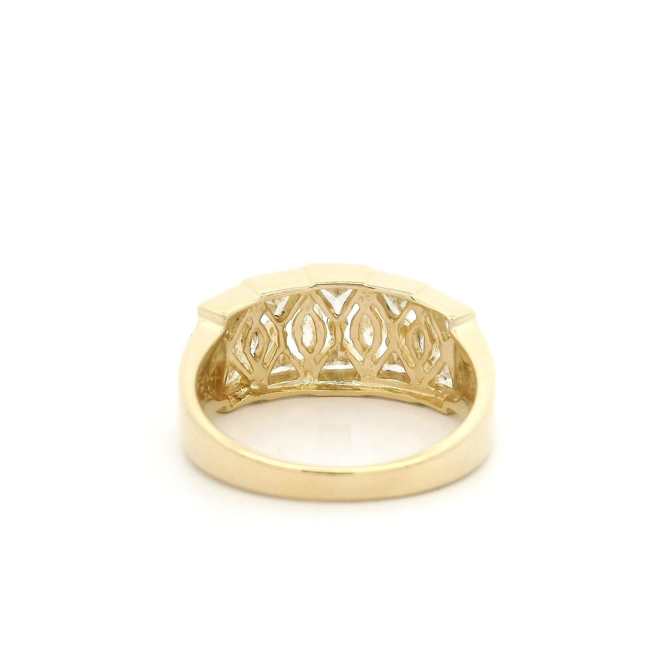 -Pierre(s)
(14) Diamants naturels authentiques - 4 tailles Marquise et 10 tailles Trillion - en serti clos - couleur K-M - clarté VS2-SI2 - environ 1,30ctw.

MATERIAL : Or jaune 14k massif
Poids : 4,97 grammes
Taille de la bague : 7.0 (ajustée au