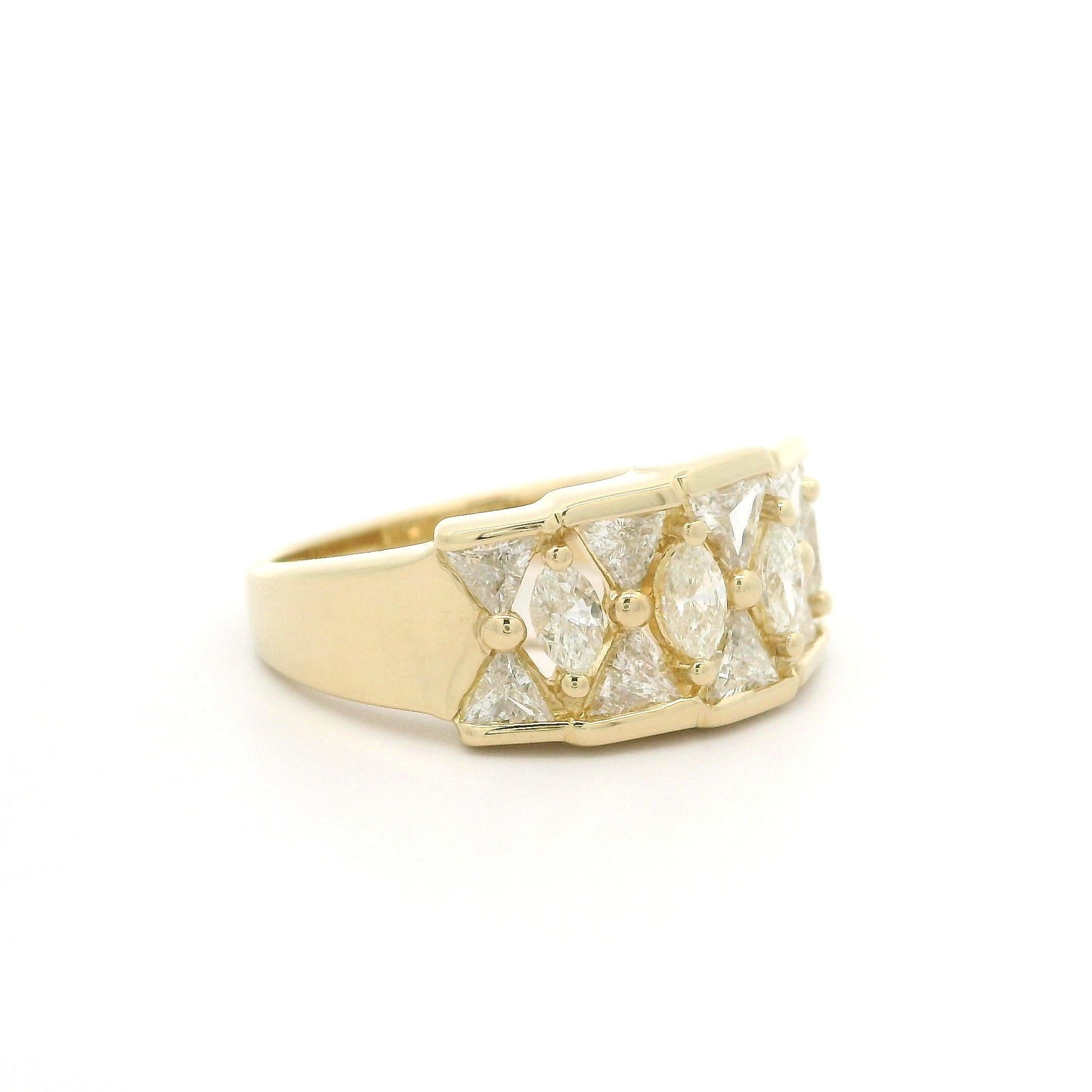 Taille Marquise Superbe bague à anneau large unique en or jaune 14 carats avec diamants taille marquise et trillion en vente