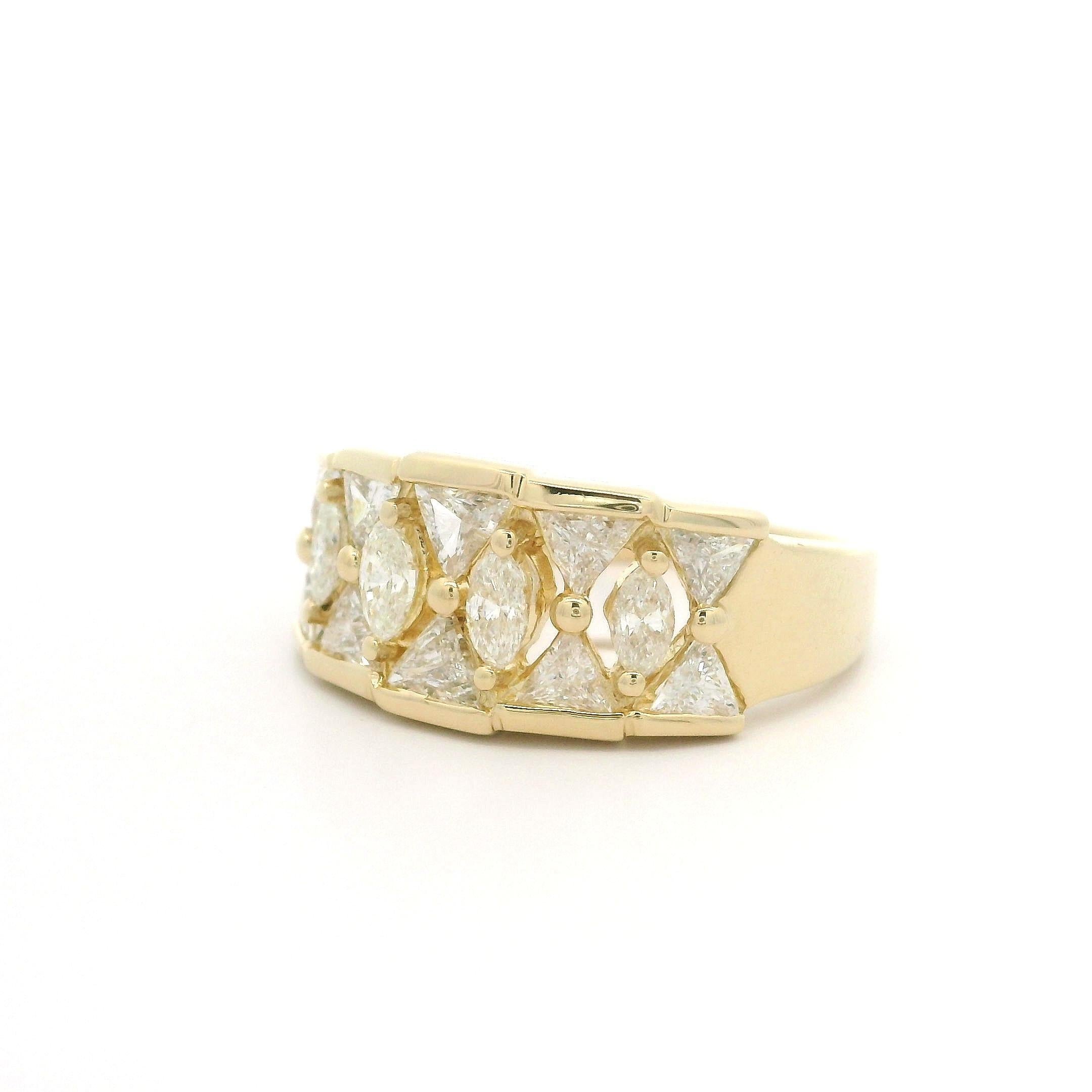 Superbe bague à anneau large unique en or jaune 14 carats avec diamants taille marquise et trillion Excellent état - En vente à Montclair, NJ
