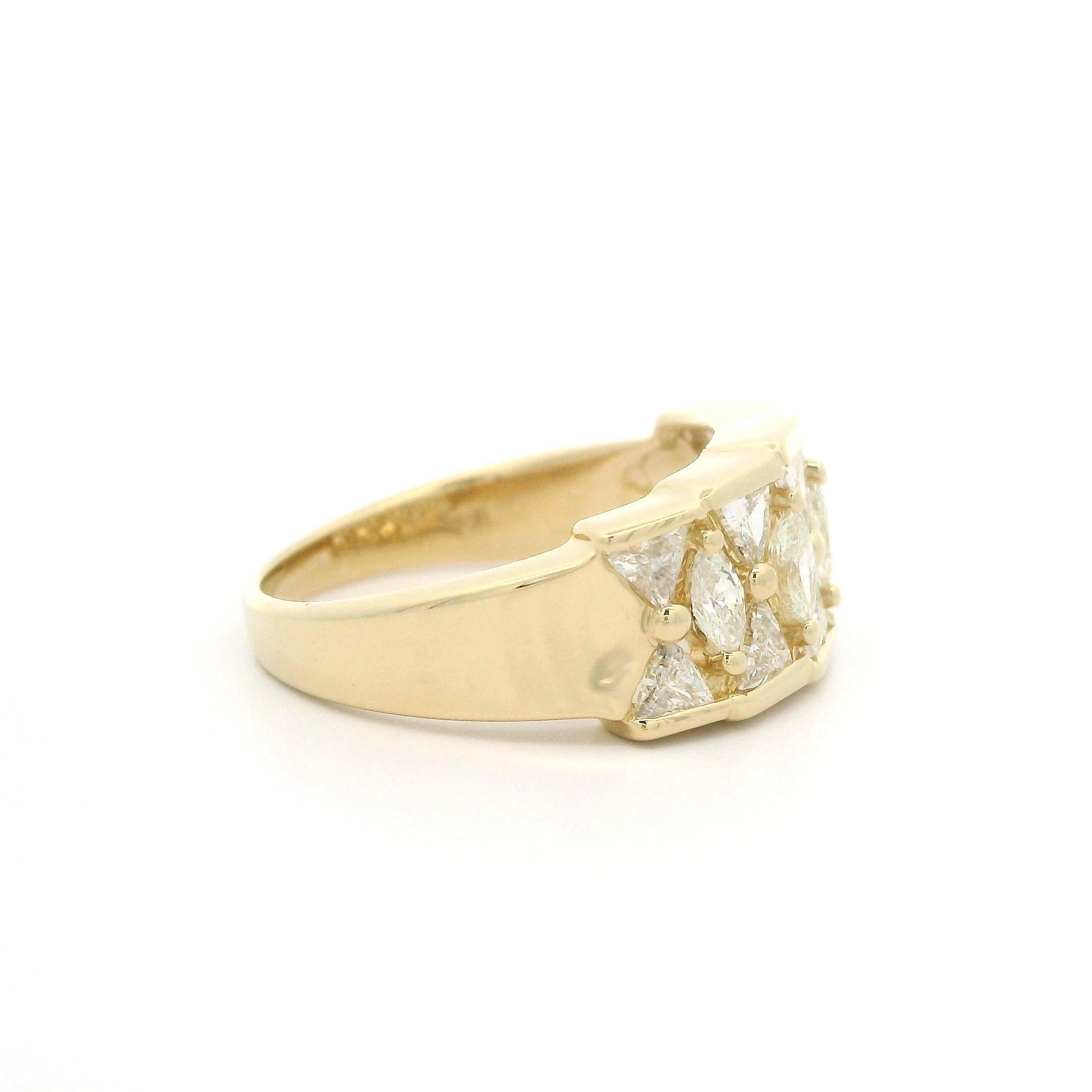 Superbe bague à anneau large unique en or jaune 14 carats avec diamants taille marquise et trillion en vente 1