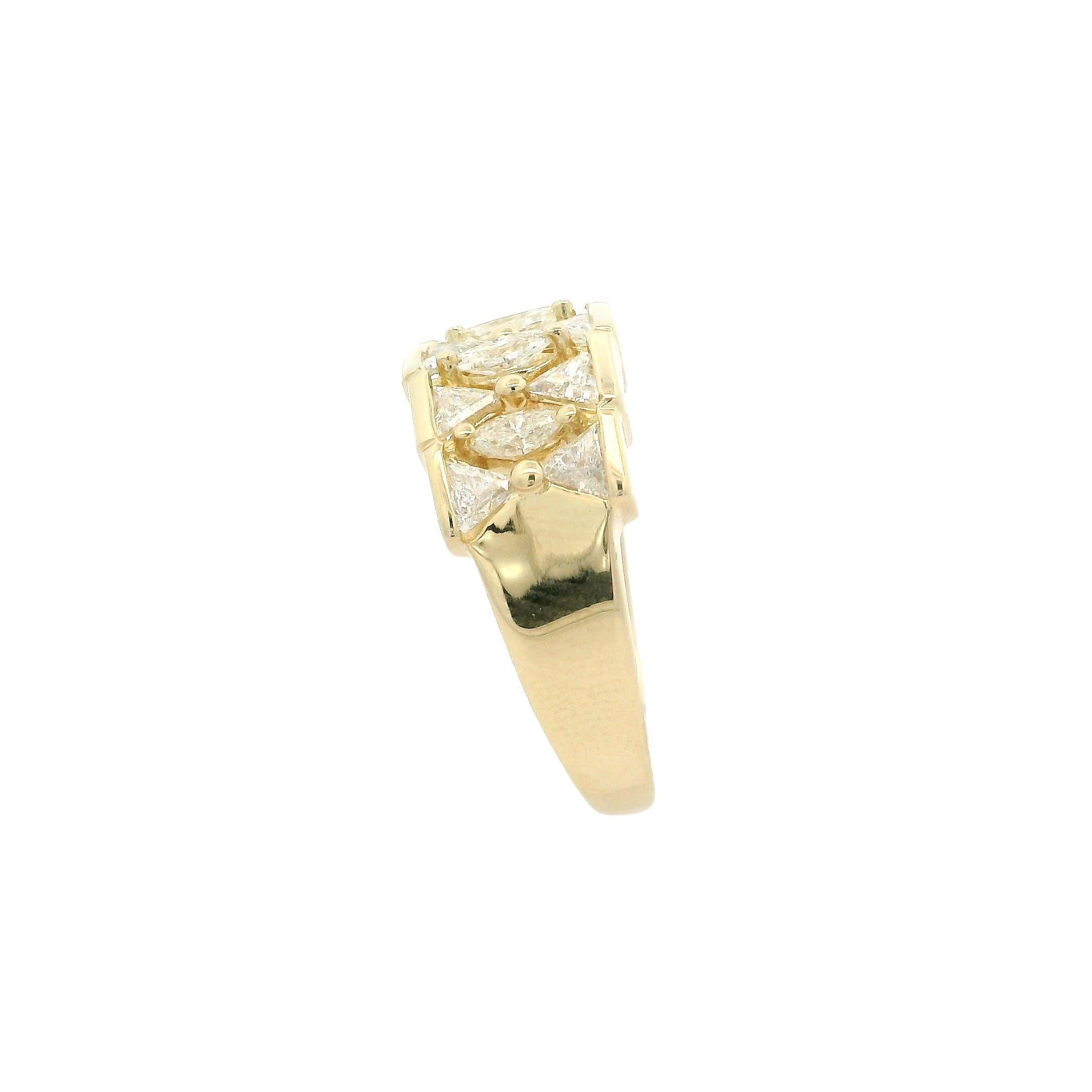 Superbe bague à anneau large unique en or jaune 14 carats avec diamants taille marquise et trillion en vente 4